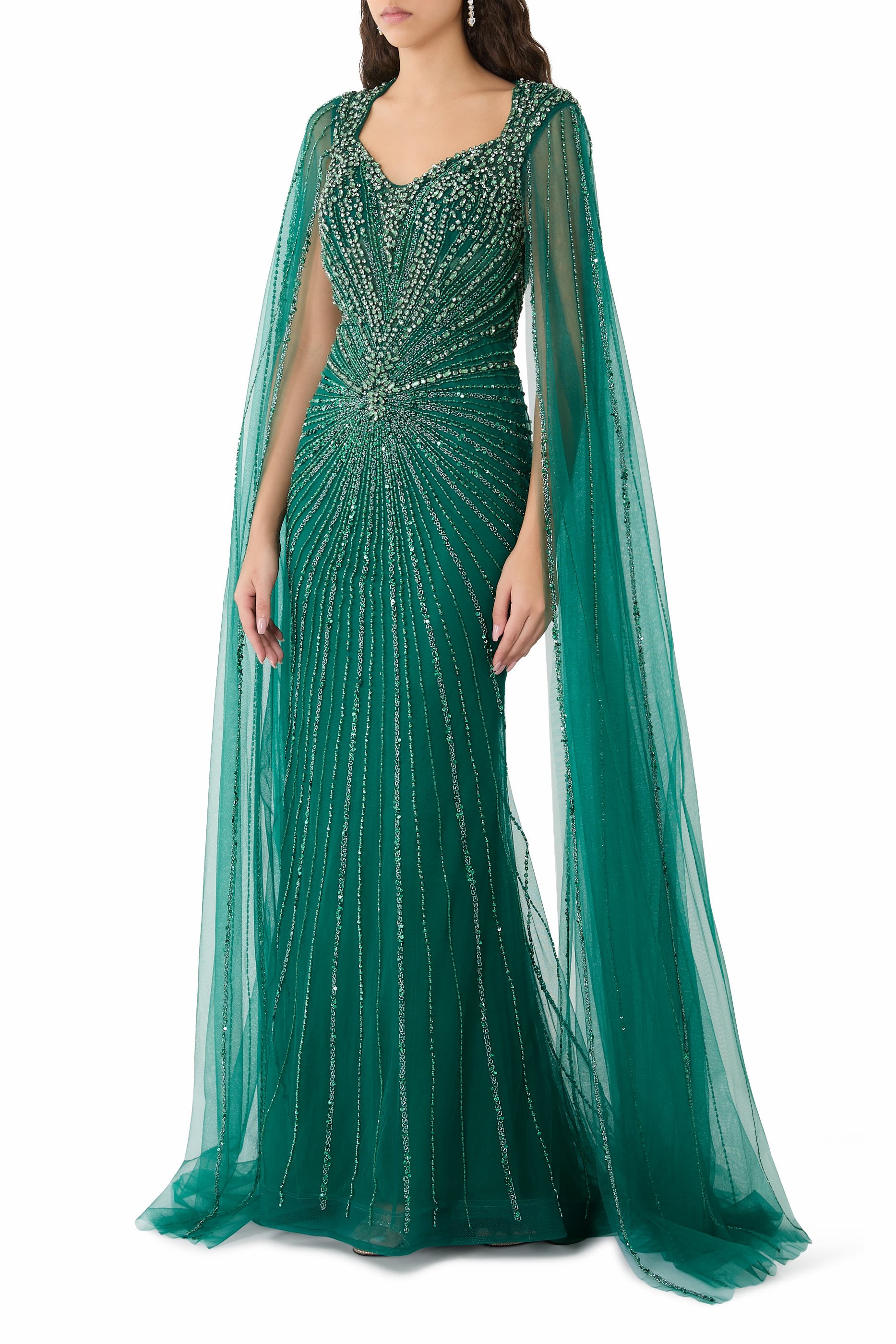 فستان سهرة بأكمام كاب وتطريزات