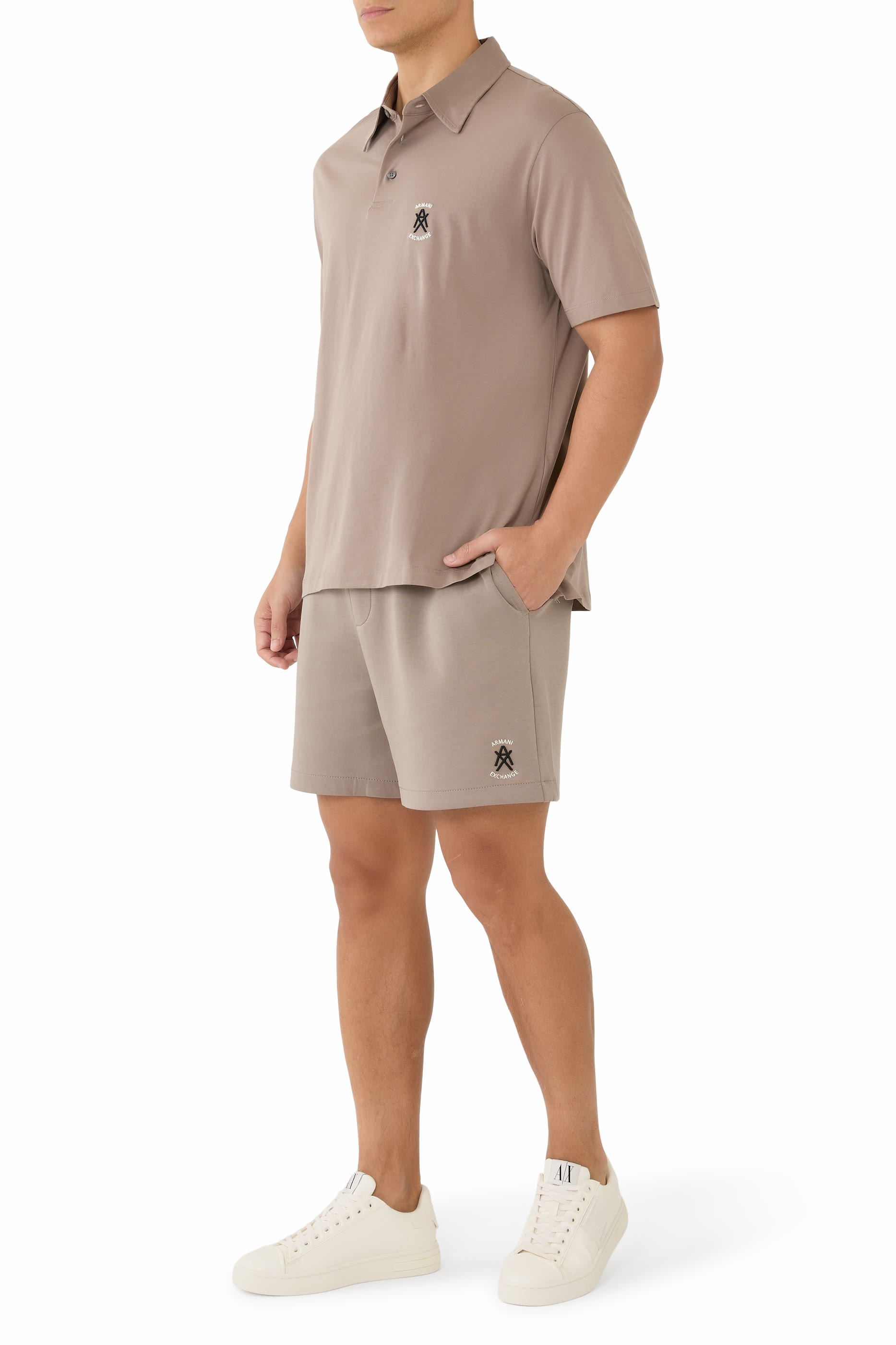 شورت رياضي بشعار الماركة