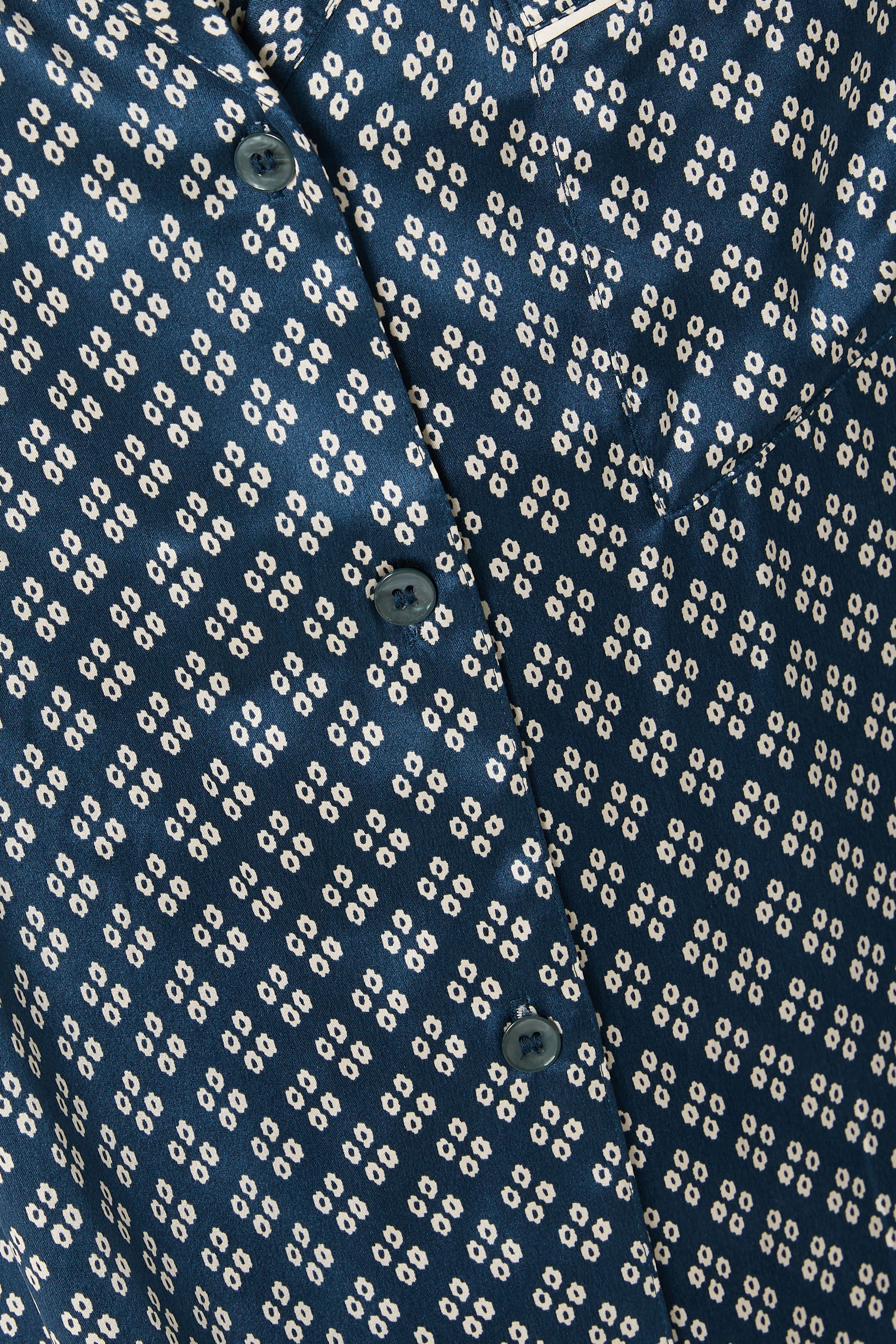 طقم بيجامة إينيز بقصة طويلة ونقشة حرير باهت