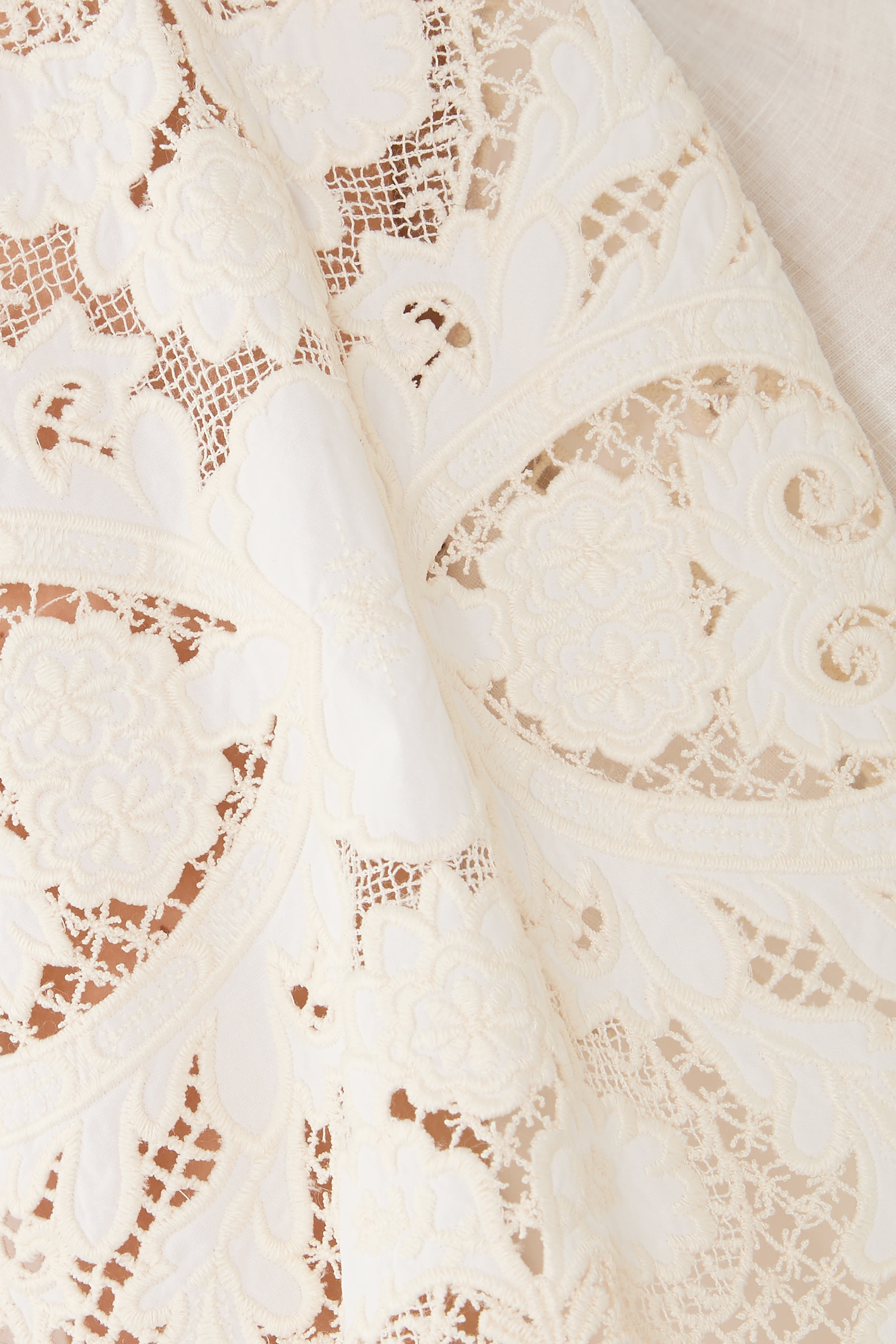 بلوزة دايلايت مطرزة