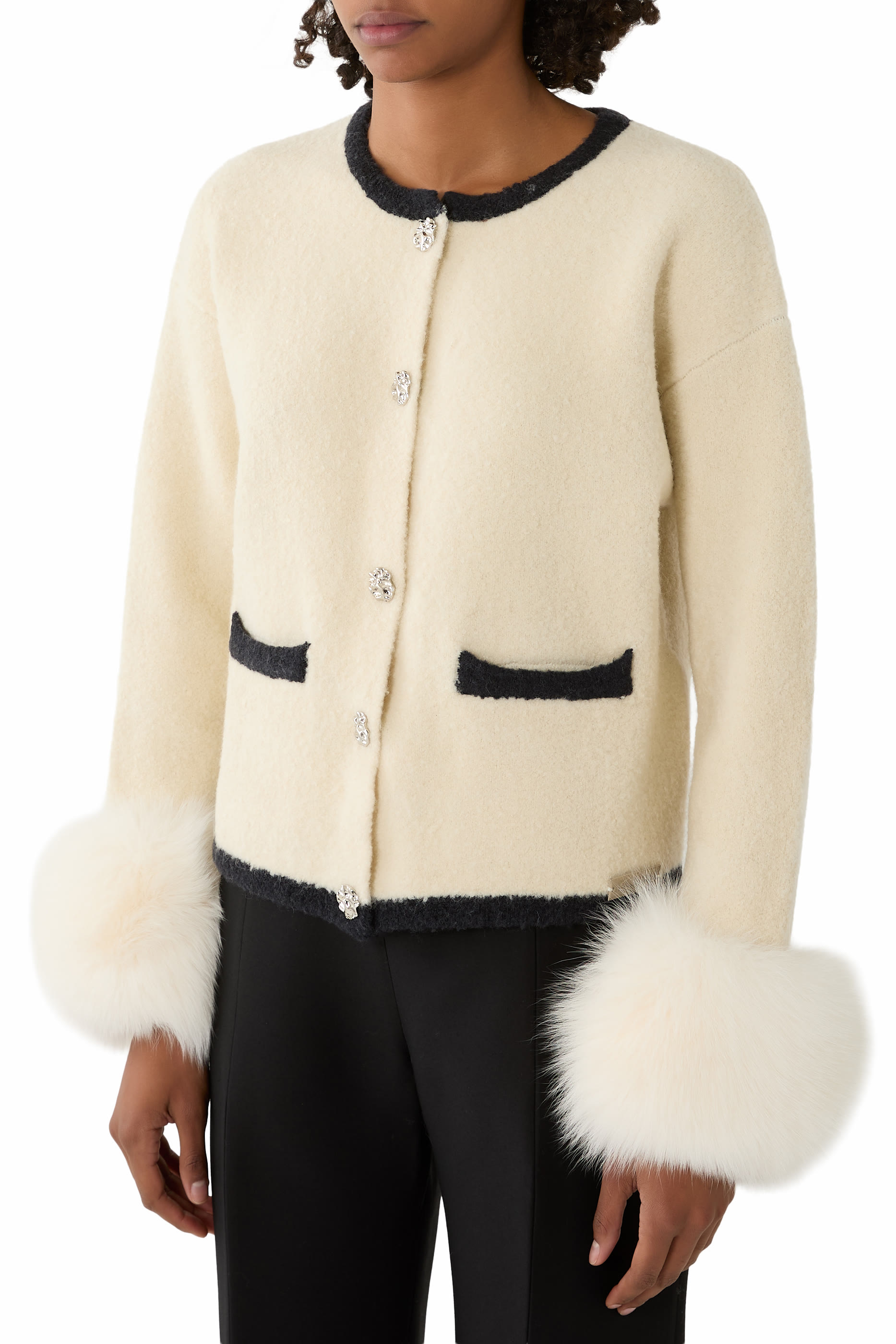 كارديجان بأساور بارزة الملمس وتفاصيل بلون مغاير