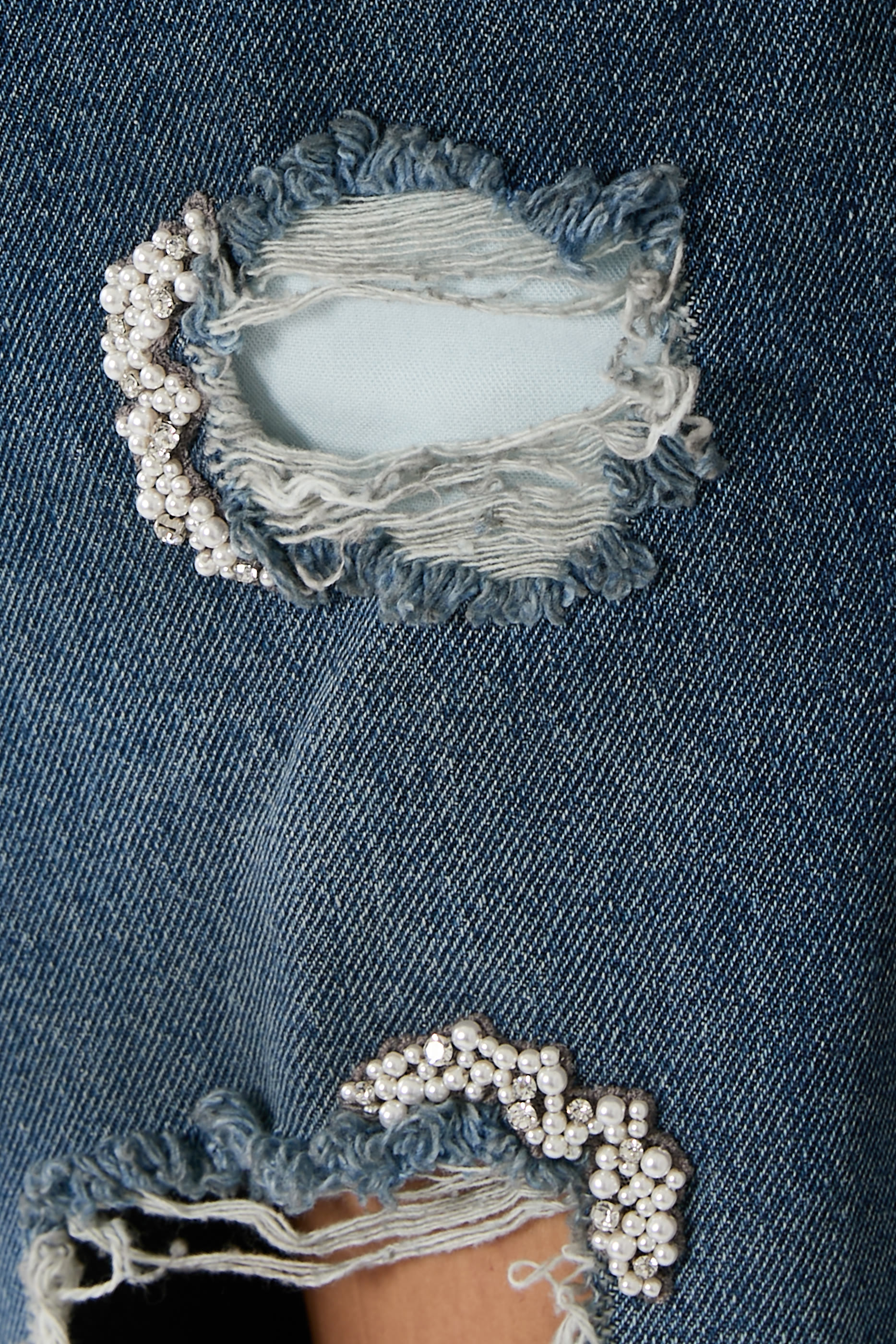 بنطال جينز بقصة ساق مستقيمة وتطريزات