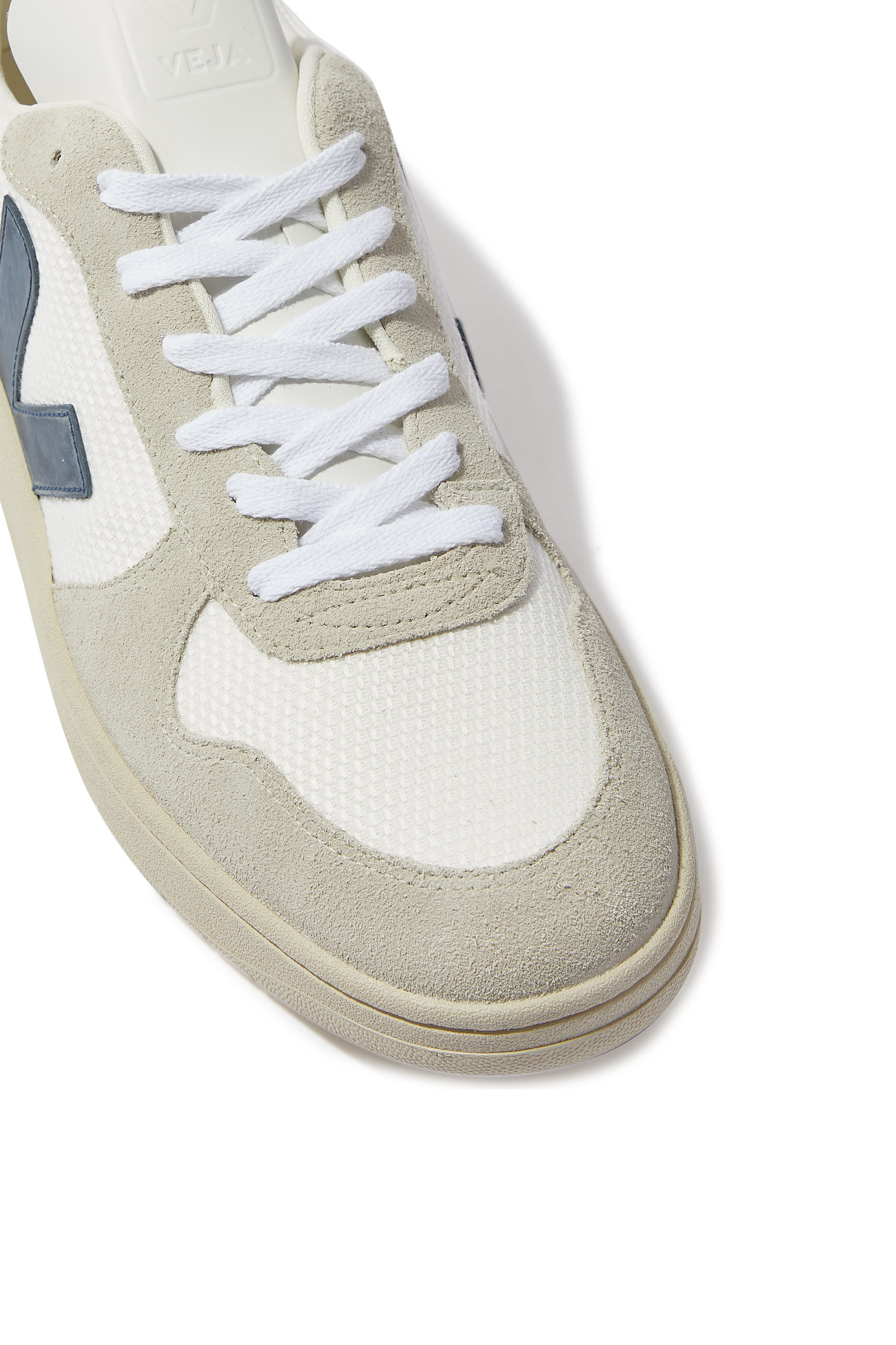 سنيكرز نوتيكو V-10 من الشمواه