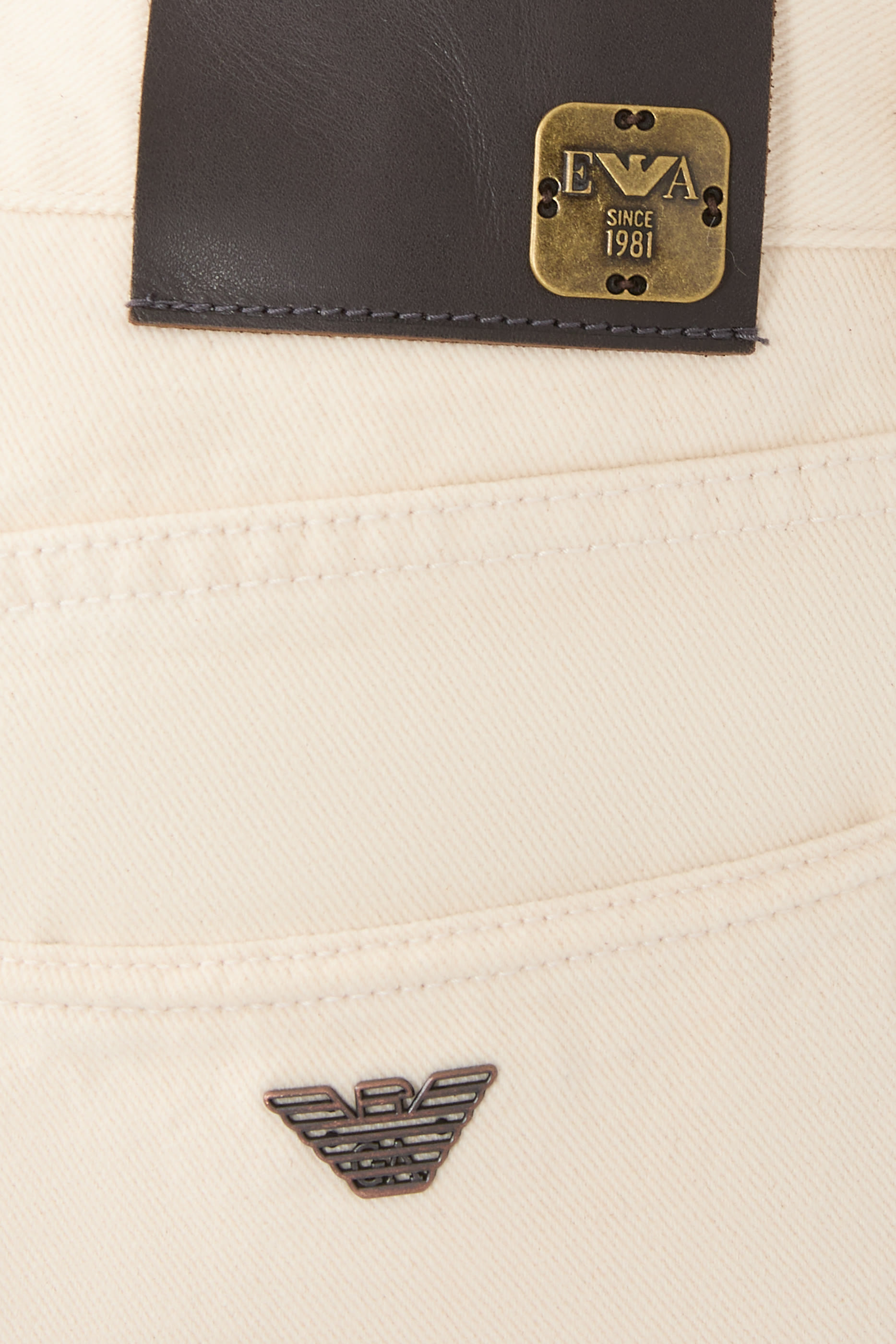 بنطال جينز بقصة ساق مستقيمة