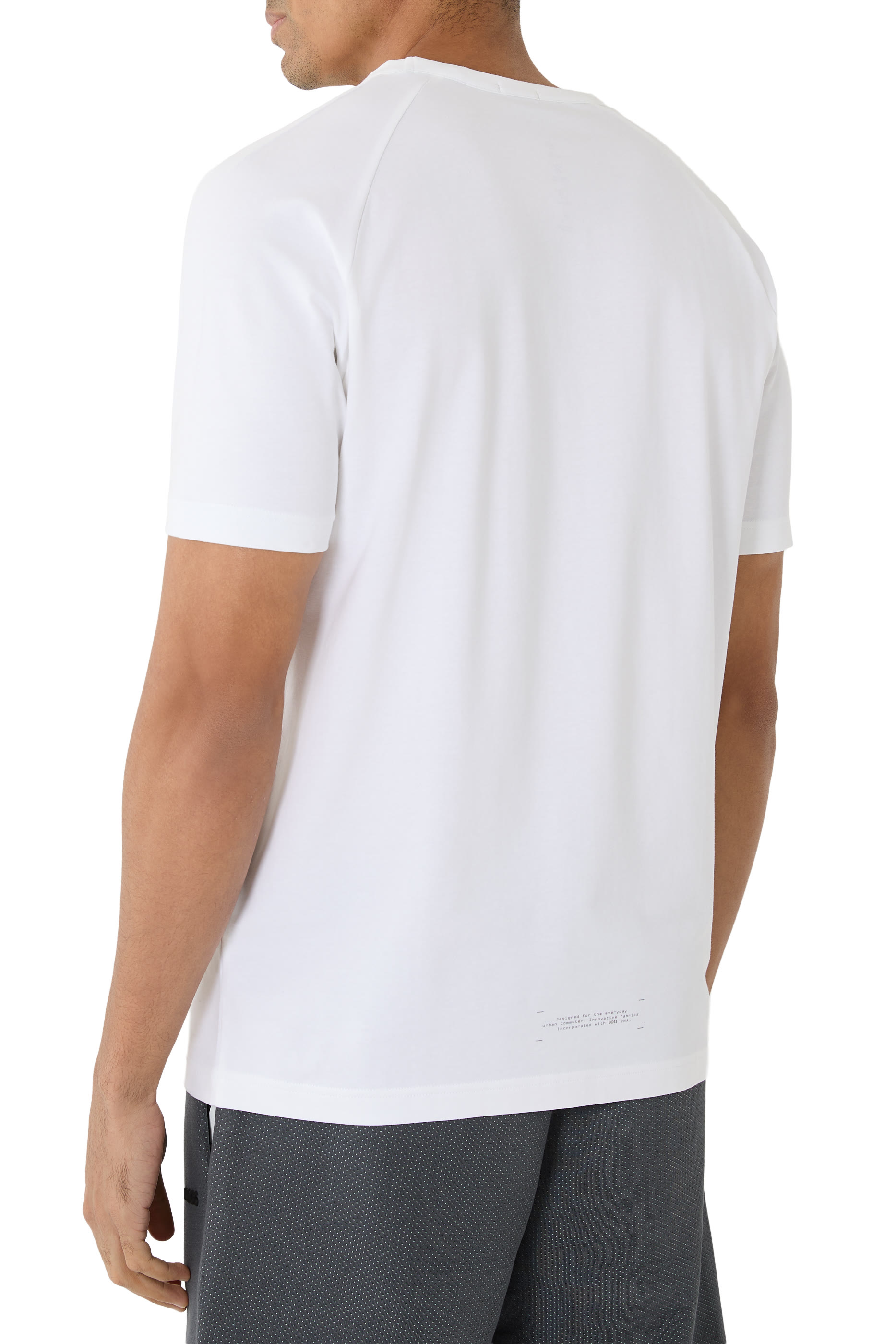 تيشيرت بشعار الماركة على الجيب قطن