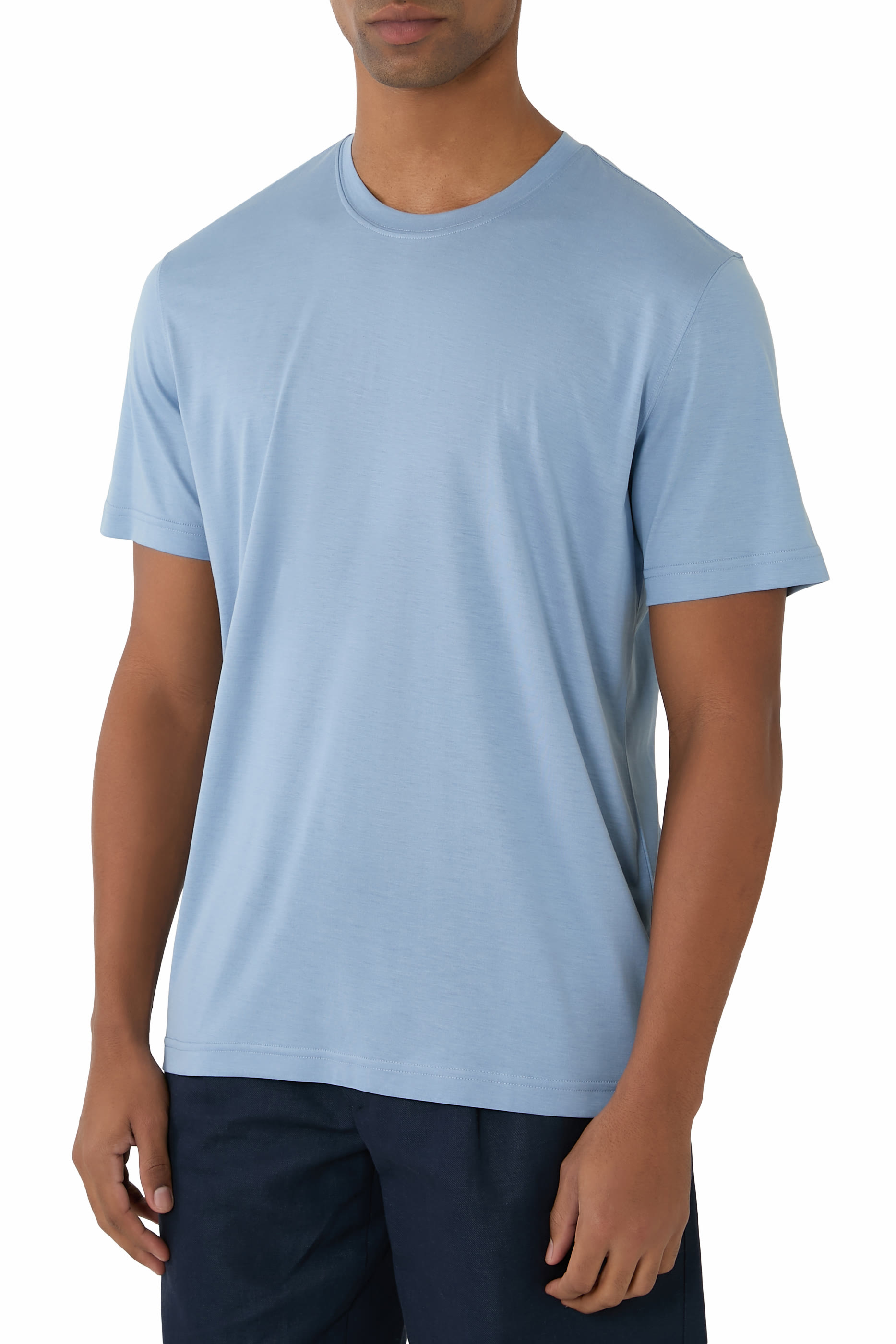 تيشيرت بياقة ضيقة