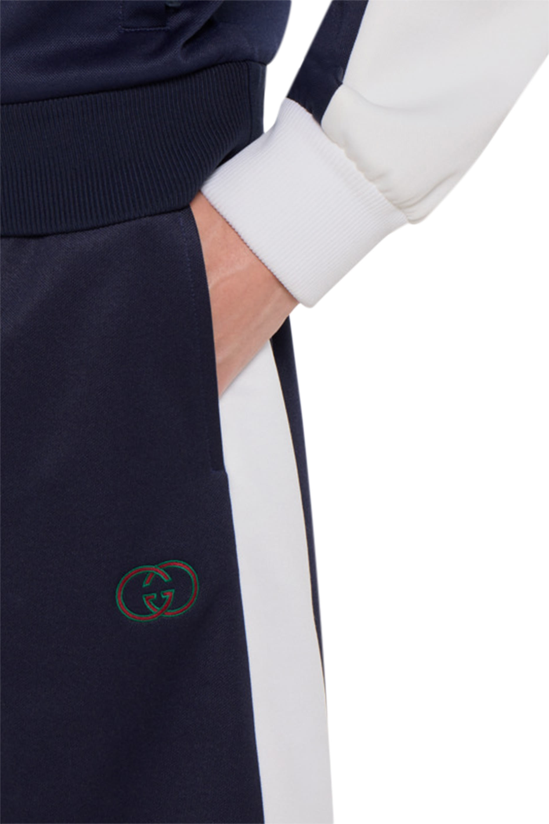 شورت مطرز بشعار الماركة جيرسيه معالج