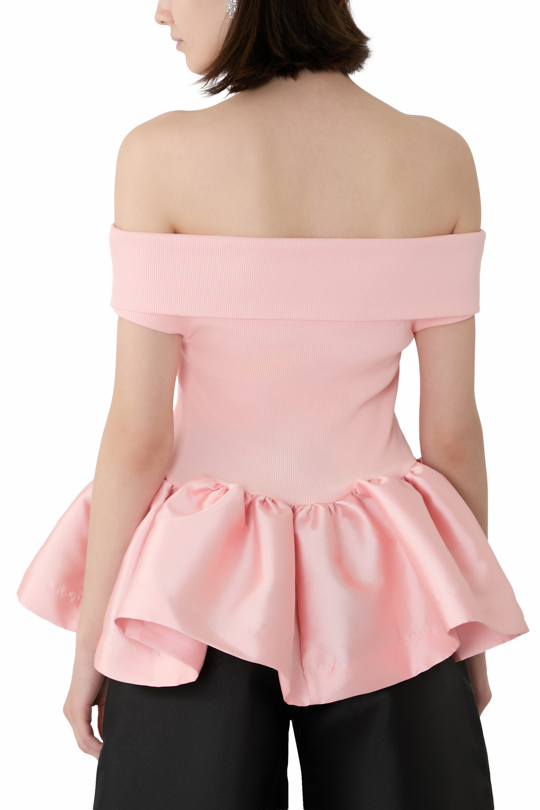 بلوزة بيبلوم بأكتاف مكشوفة