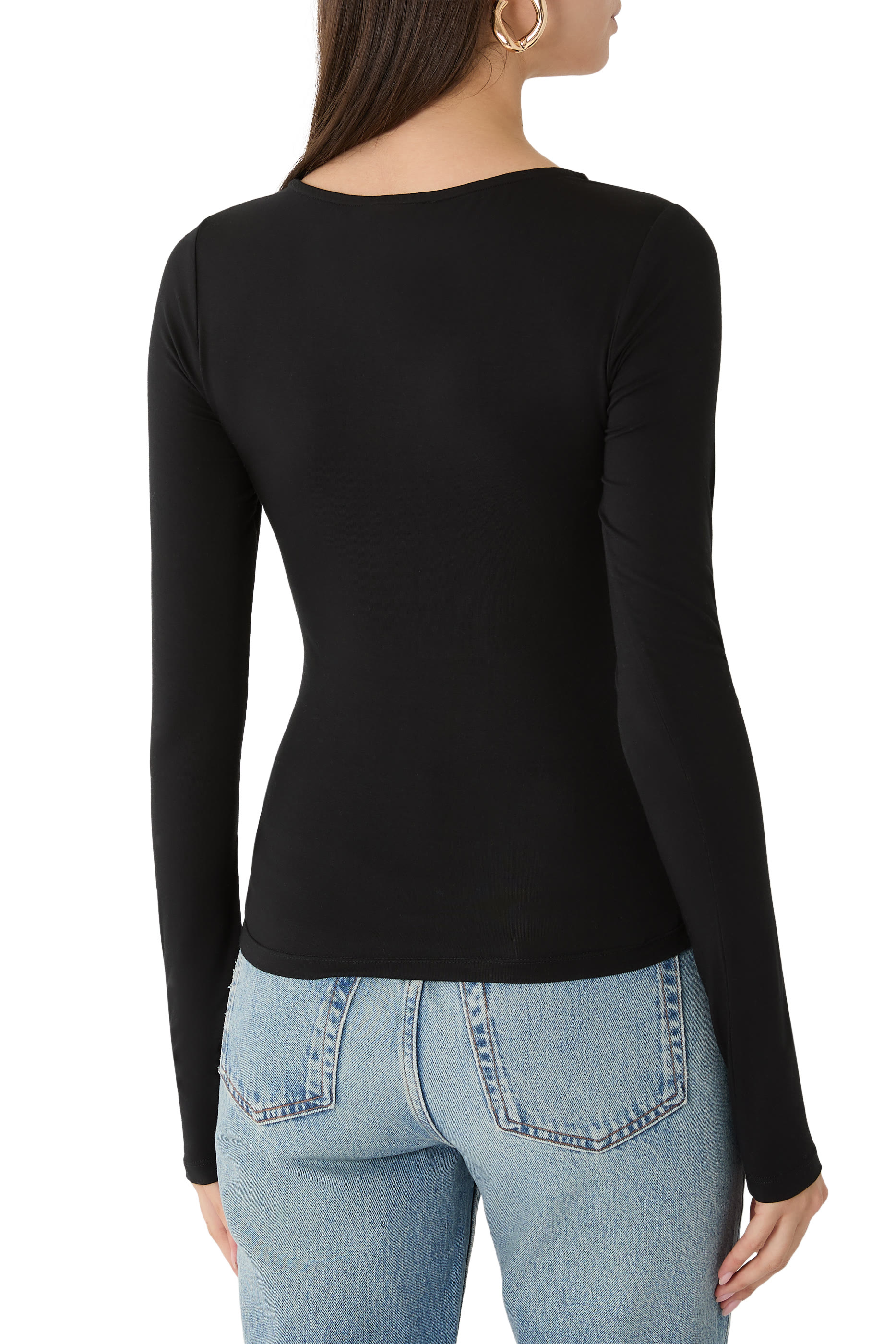 بلوزة بأكمام طويلة وتفاصيل على شكل حرف U جرسيه