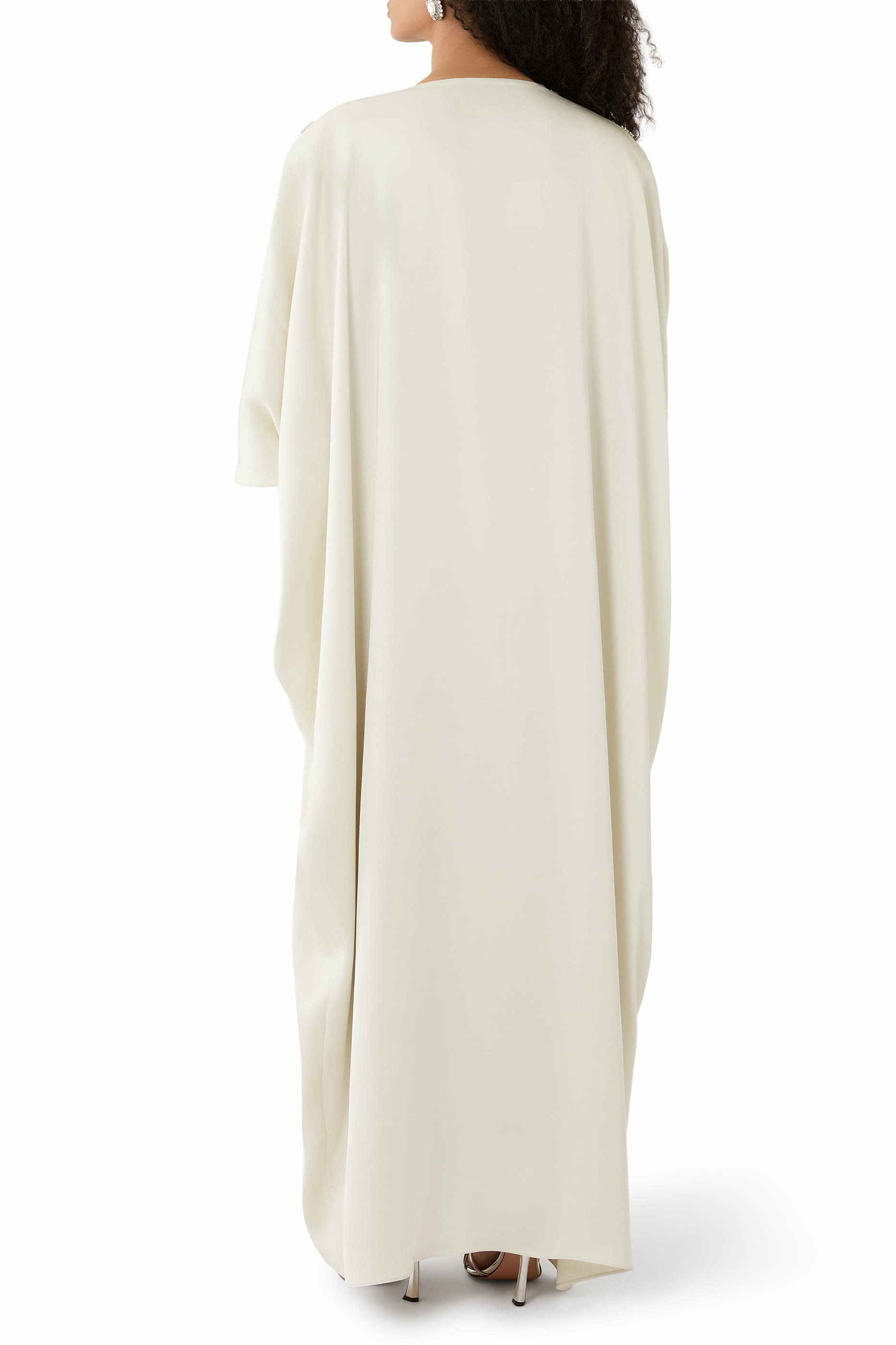 قفطان بياقة V وتطريزات