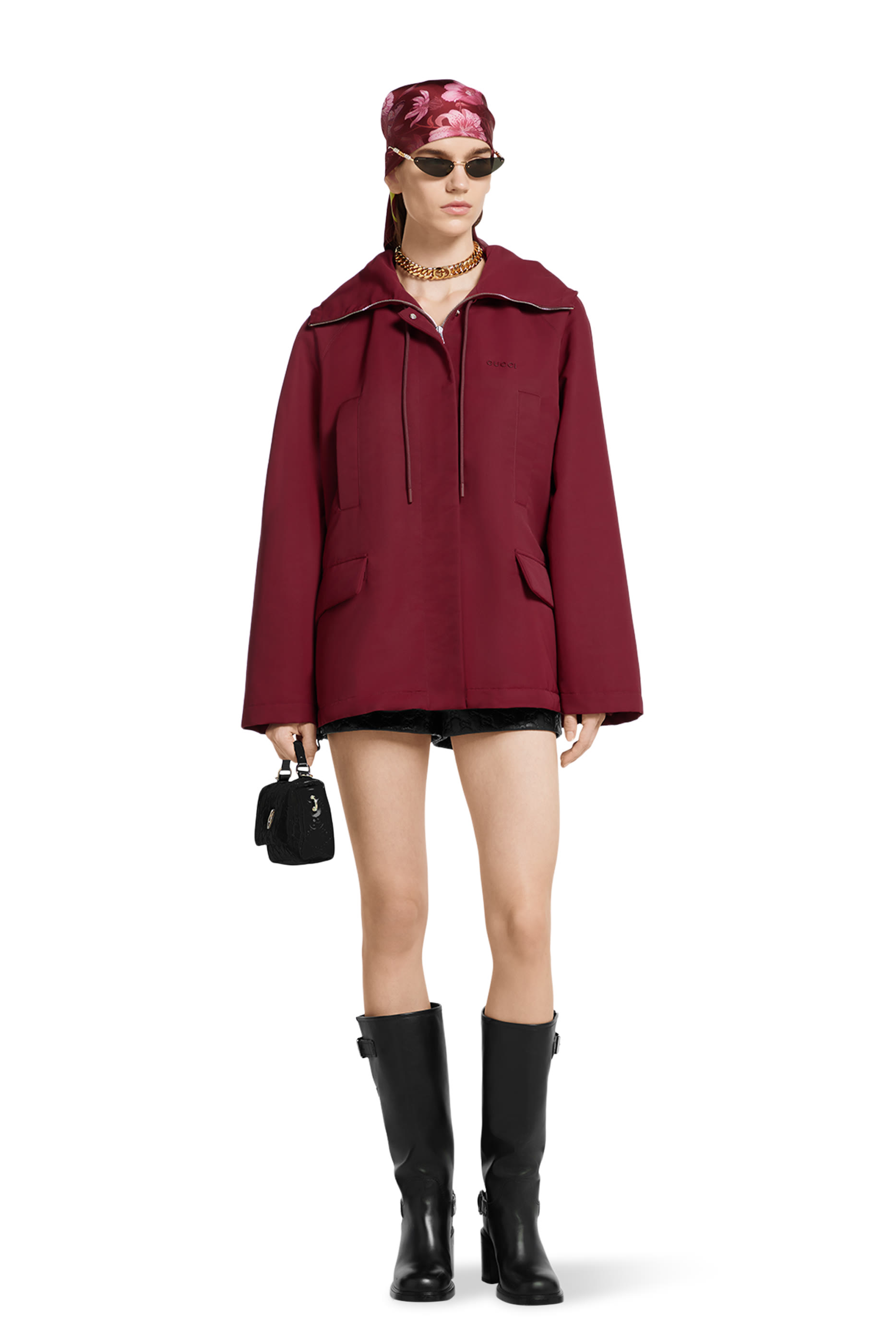 جاكيت بغطاء للرأس وشعار الماركة قماش