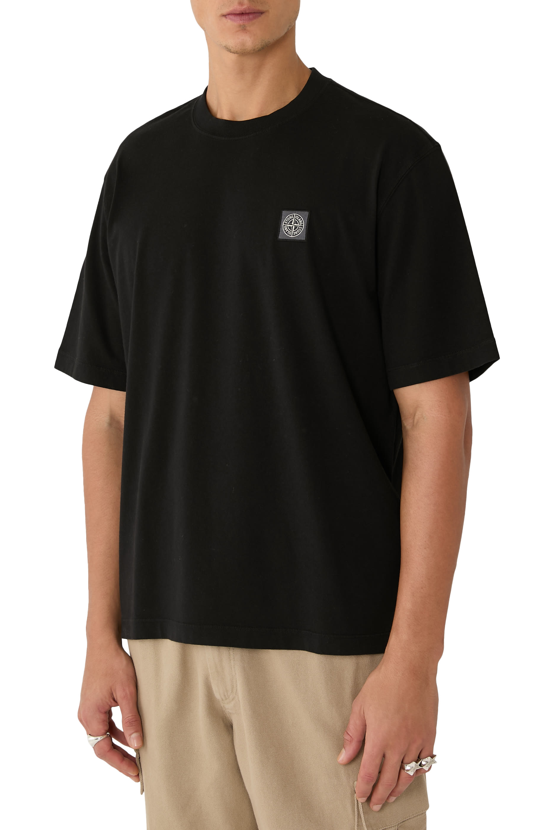 تيشيرت بأكمام قصيرة ورقعة شعار الماركة