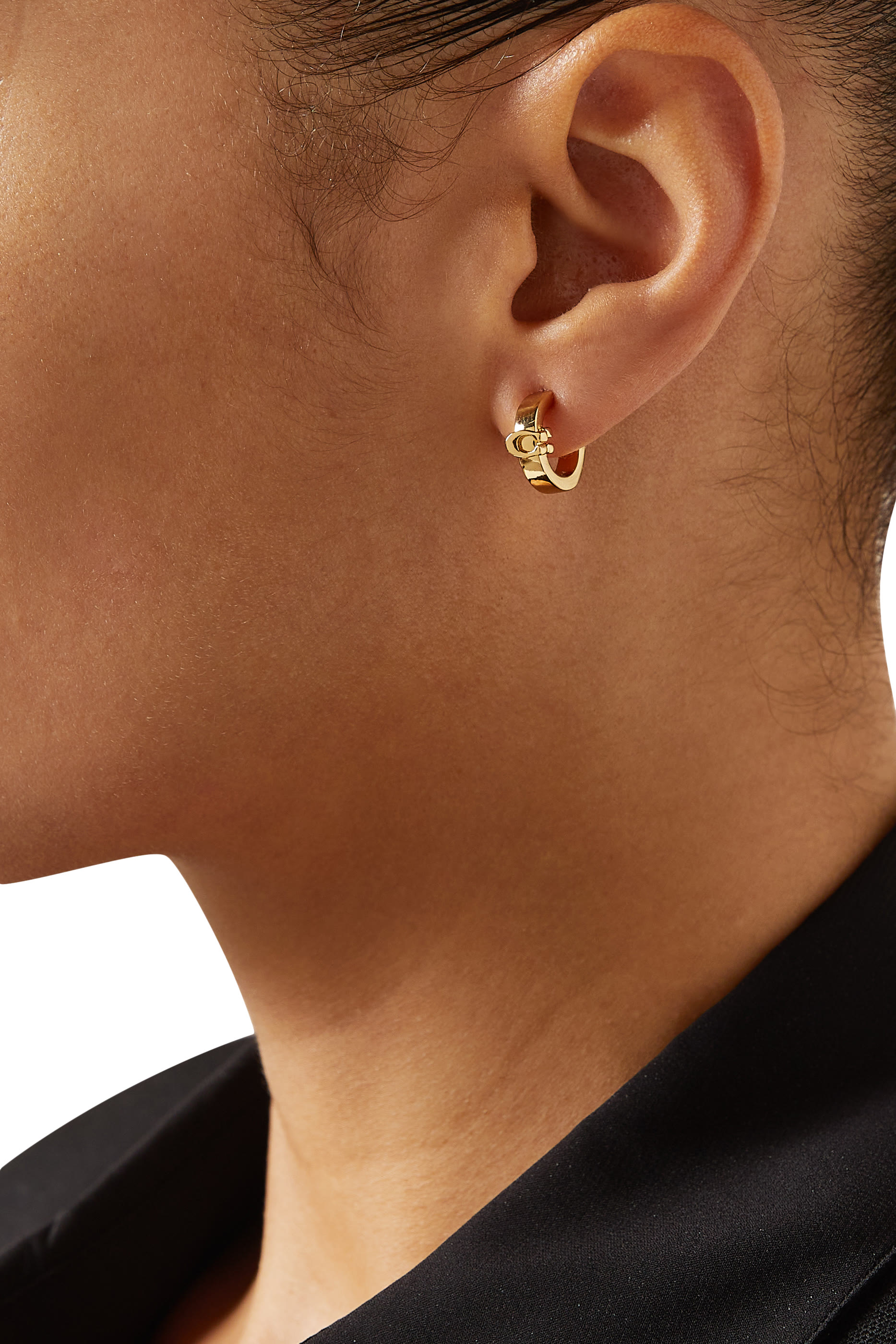 أقراط هاجي بشعار الماركة 