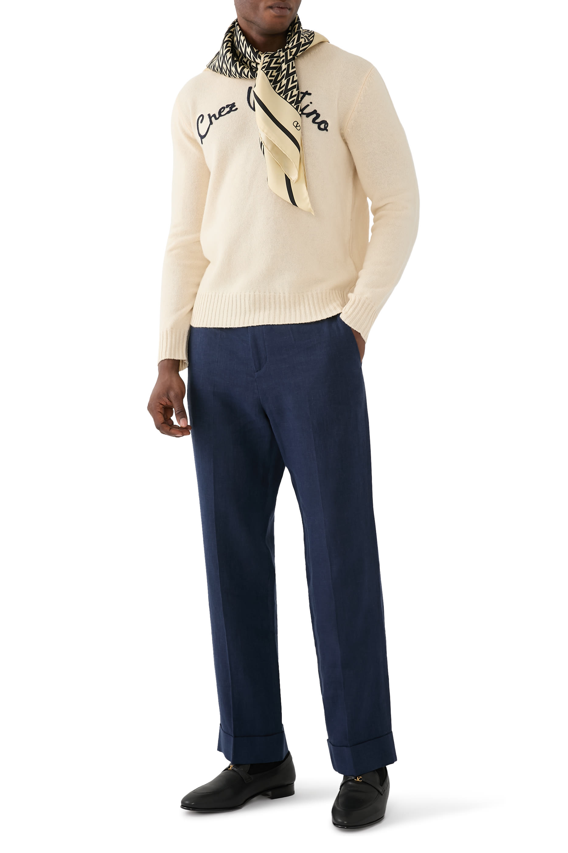 وشاح مزين كليا بشعار الماركة حرير