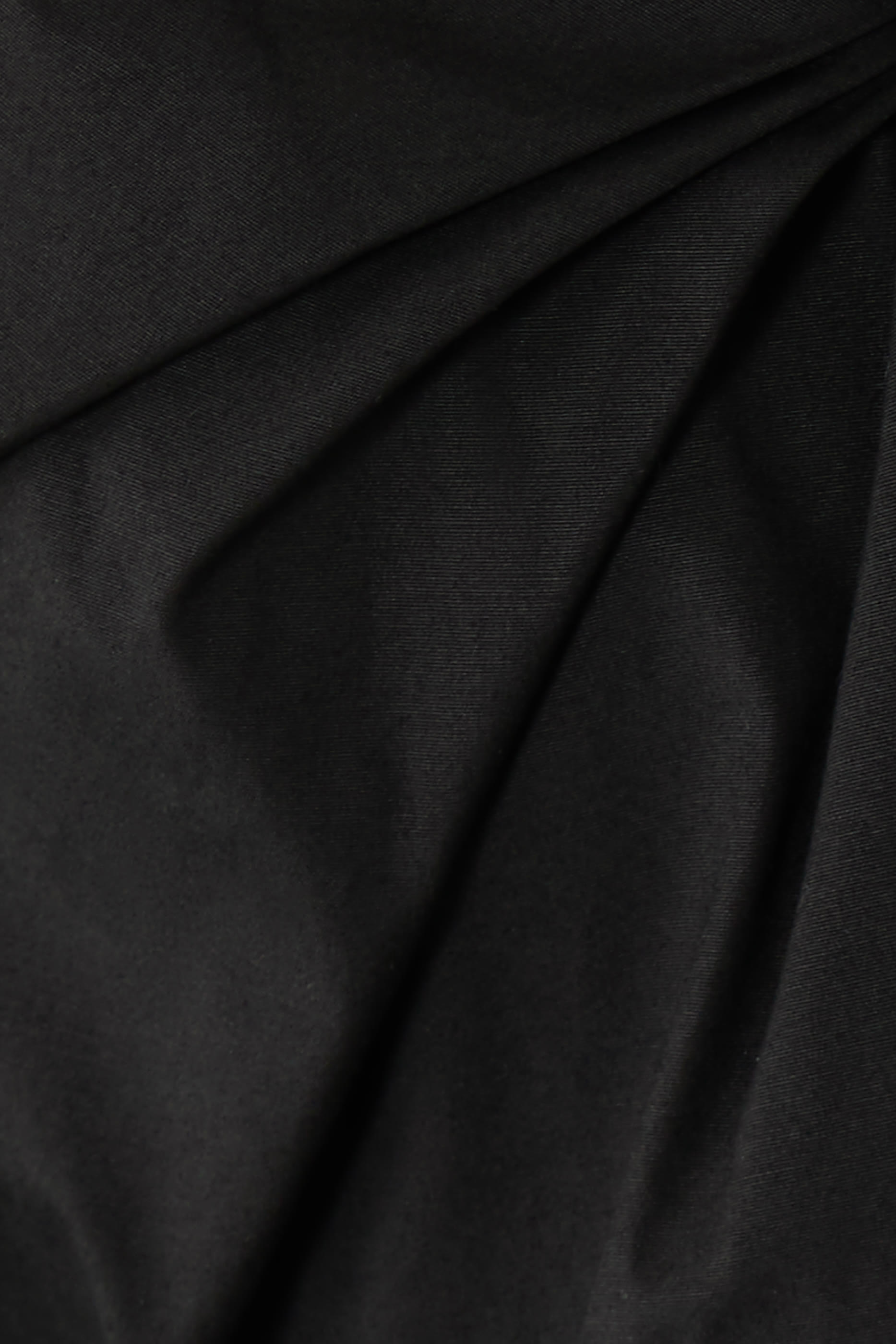 بلوزة بياقة قلب وأكمام منفوخة