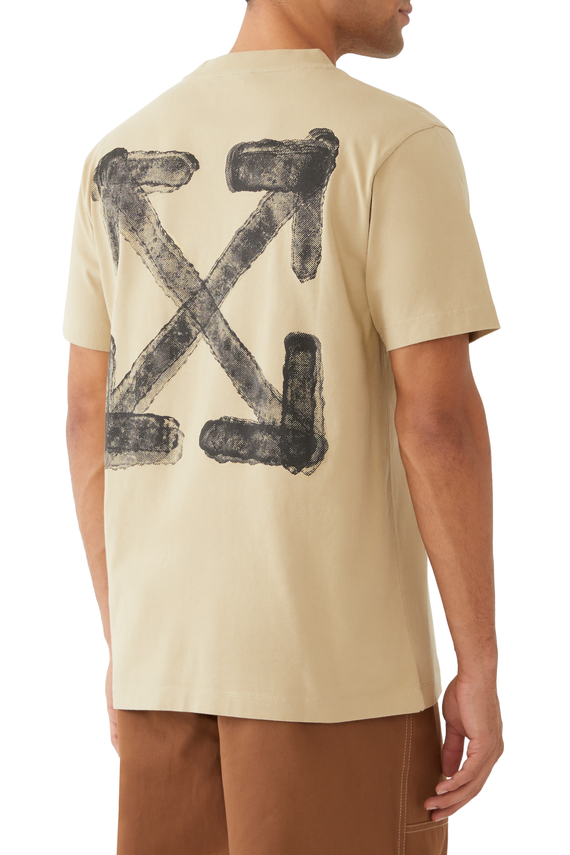 تيشيرت بقصة ضيقة بأكمام قصيرة ونقشة أسهم