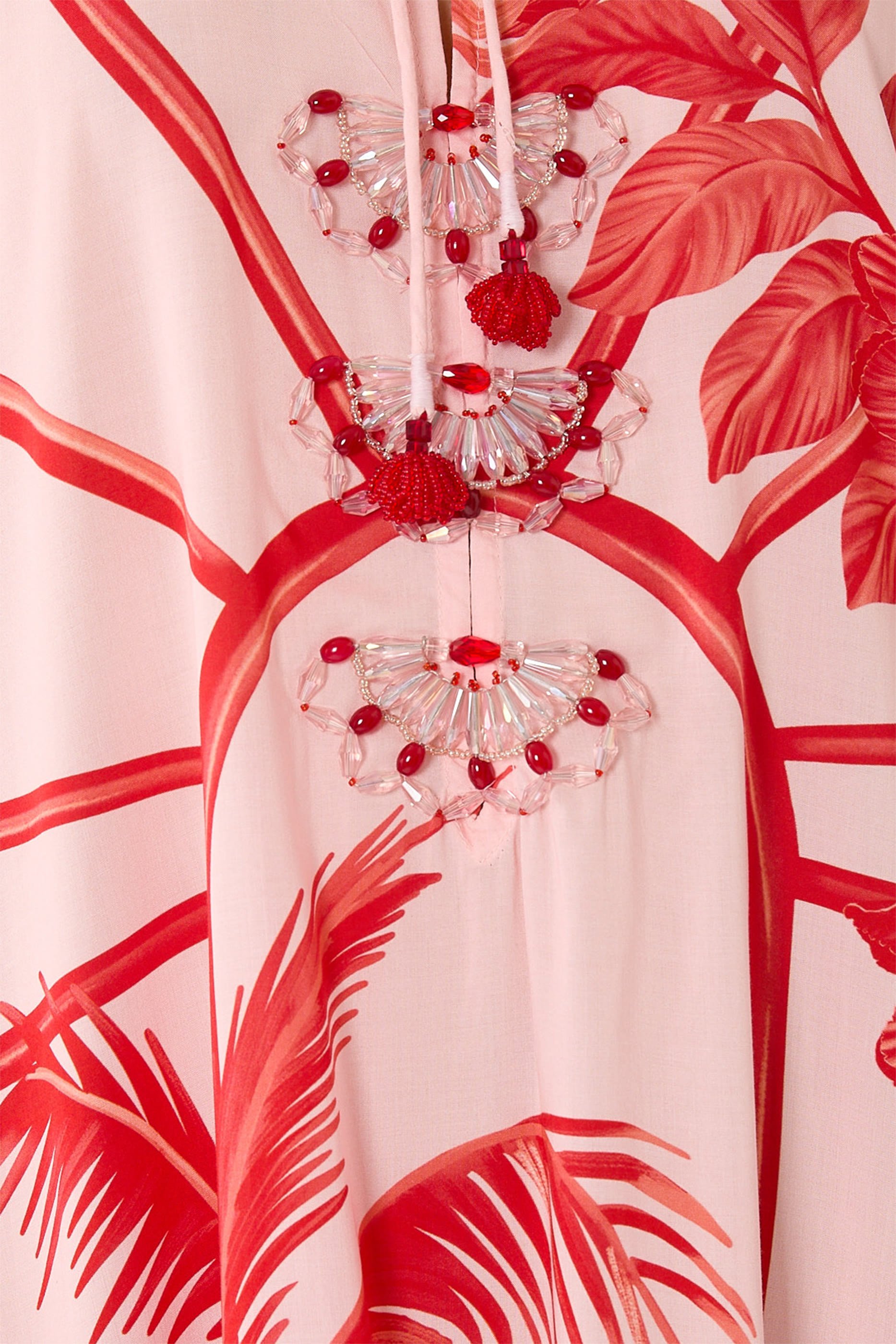 فستان بأكمام بتصميم جناح خفاش بحلي