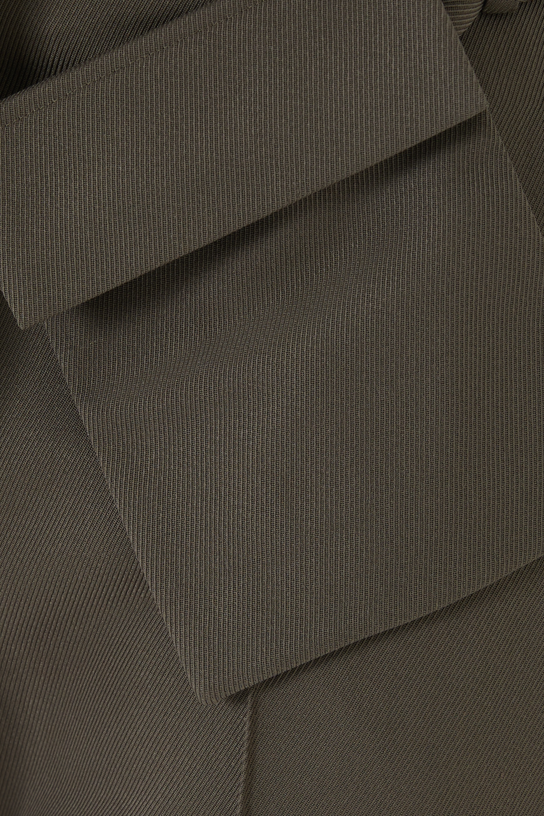 بنطال بتصميم عملي بجيوب