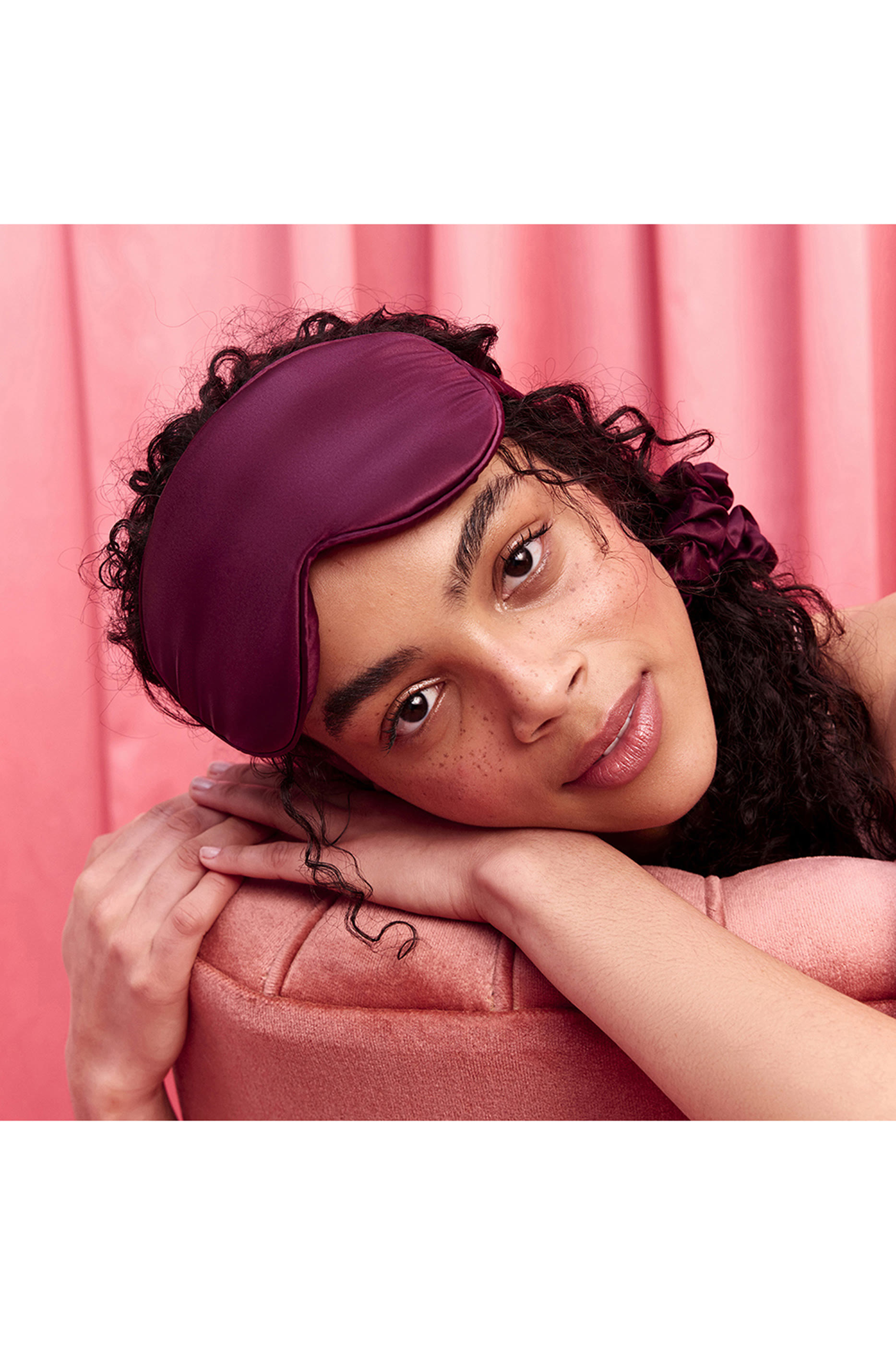 قناع للنوم بلون قرمزي