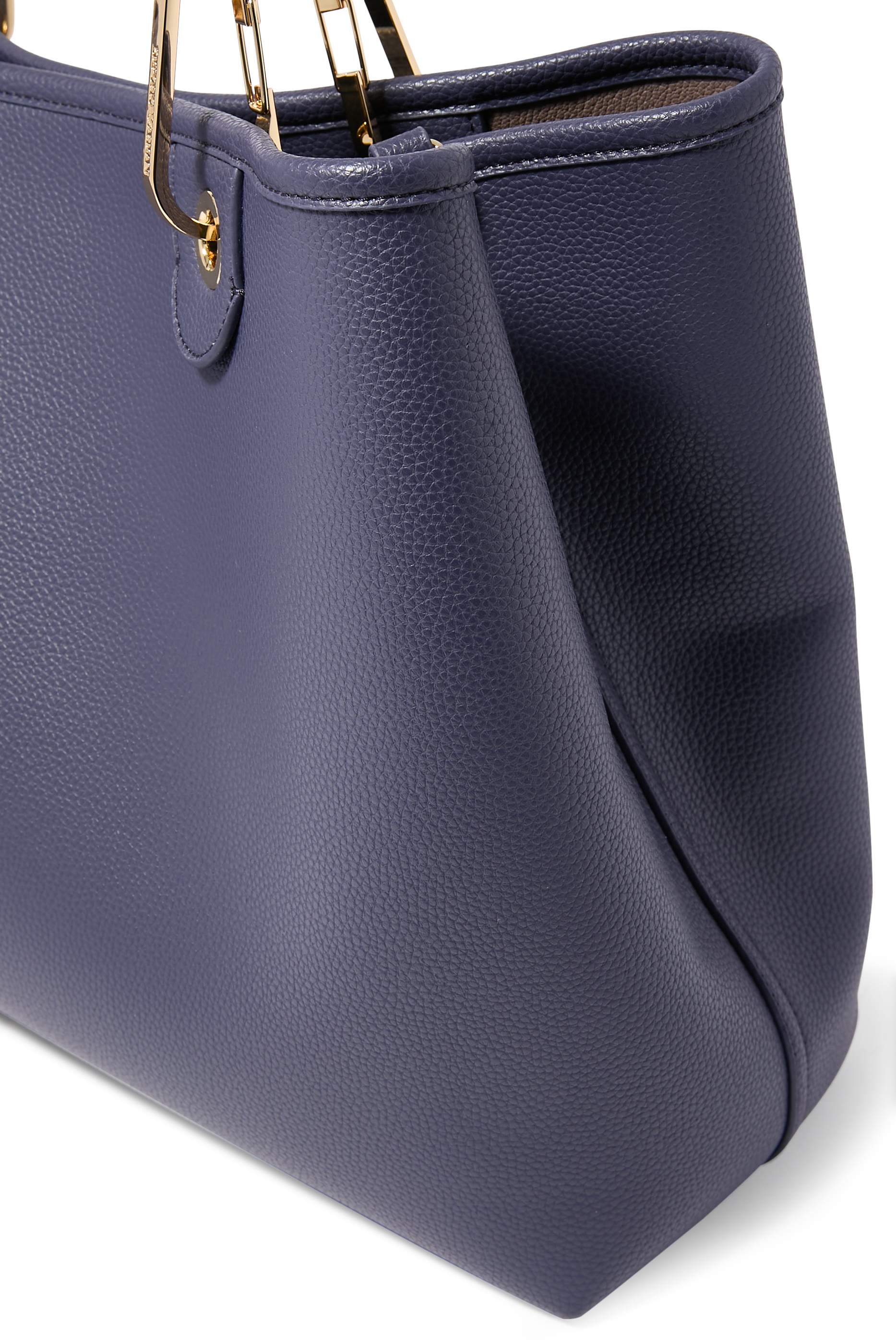 حقيبة يد بشعار الماركة