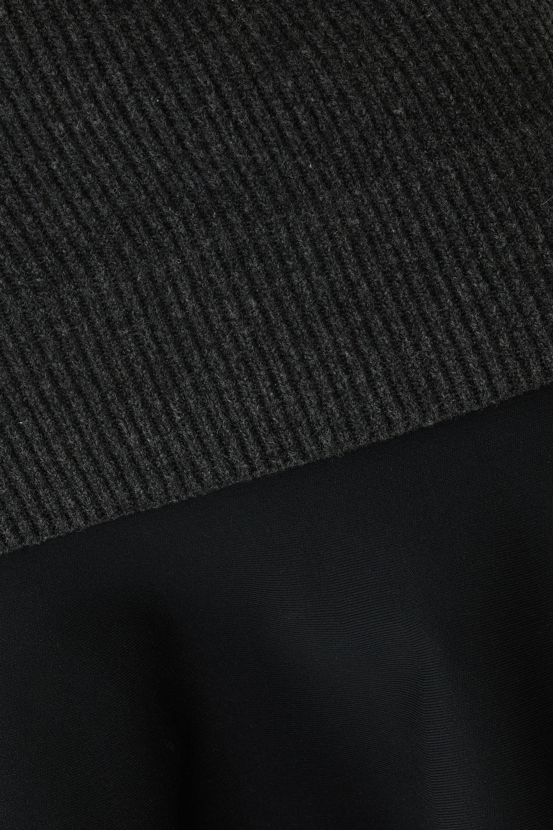 فستان بتصميم مضلع بأكمام طويلة