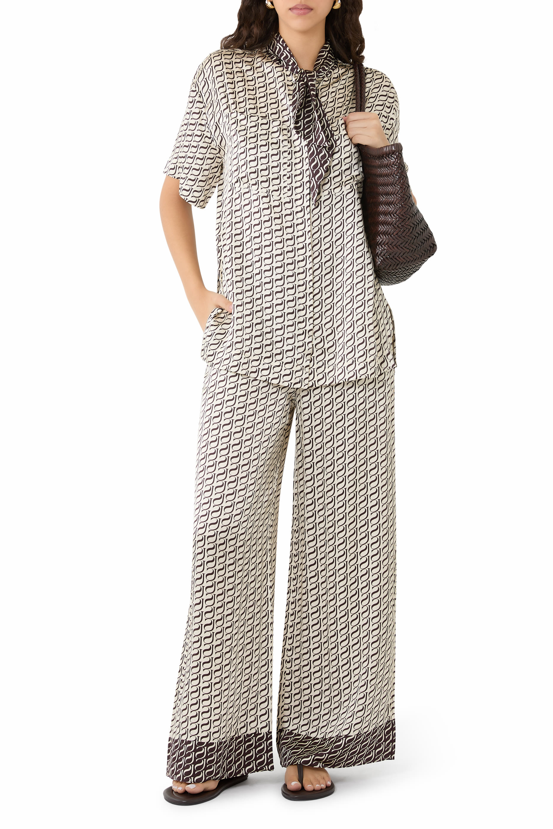 قميص بجزء بلون مغاير ونقشات حروف شعار الماركة حرير