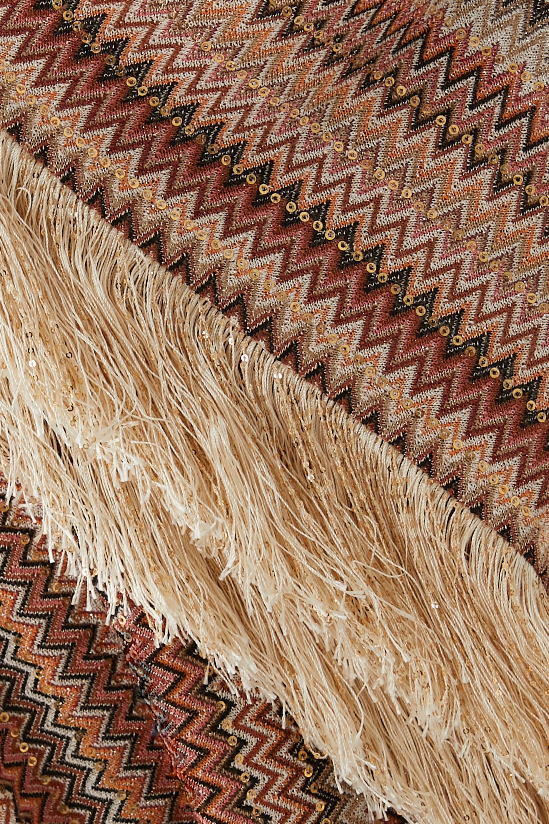 قفطان بتصميم حصري طويل بنمط خطوط متعرجة ووشاح مزين بترتر وشراشب راشيل