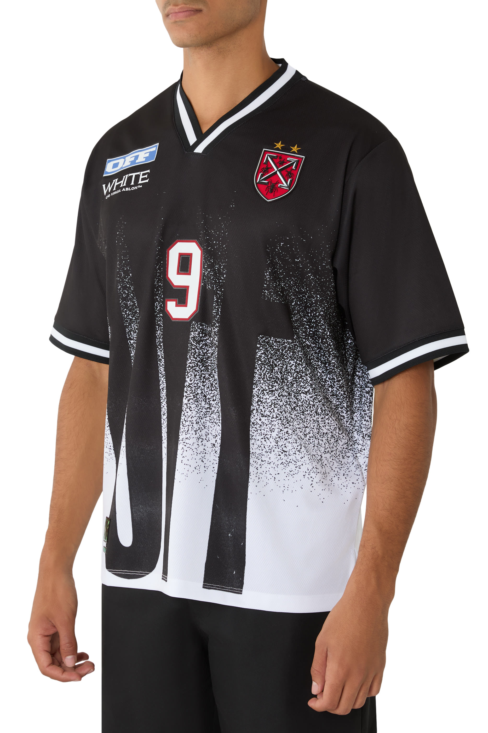 تيشيرت كرة قدم بلون متدرج ونقشة شعار الماركة بحجم كبير