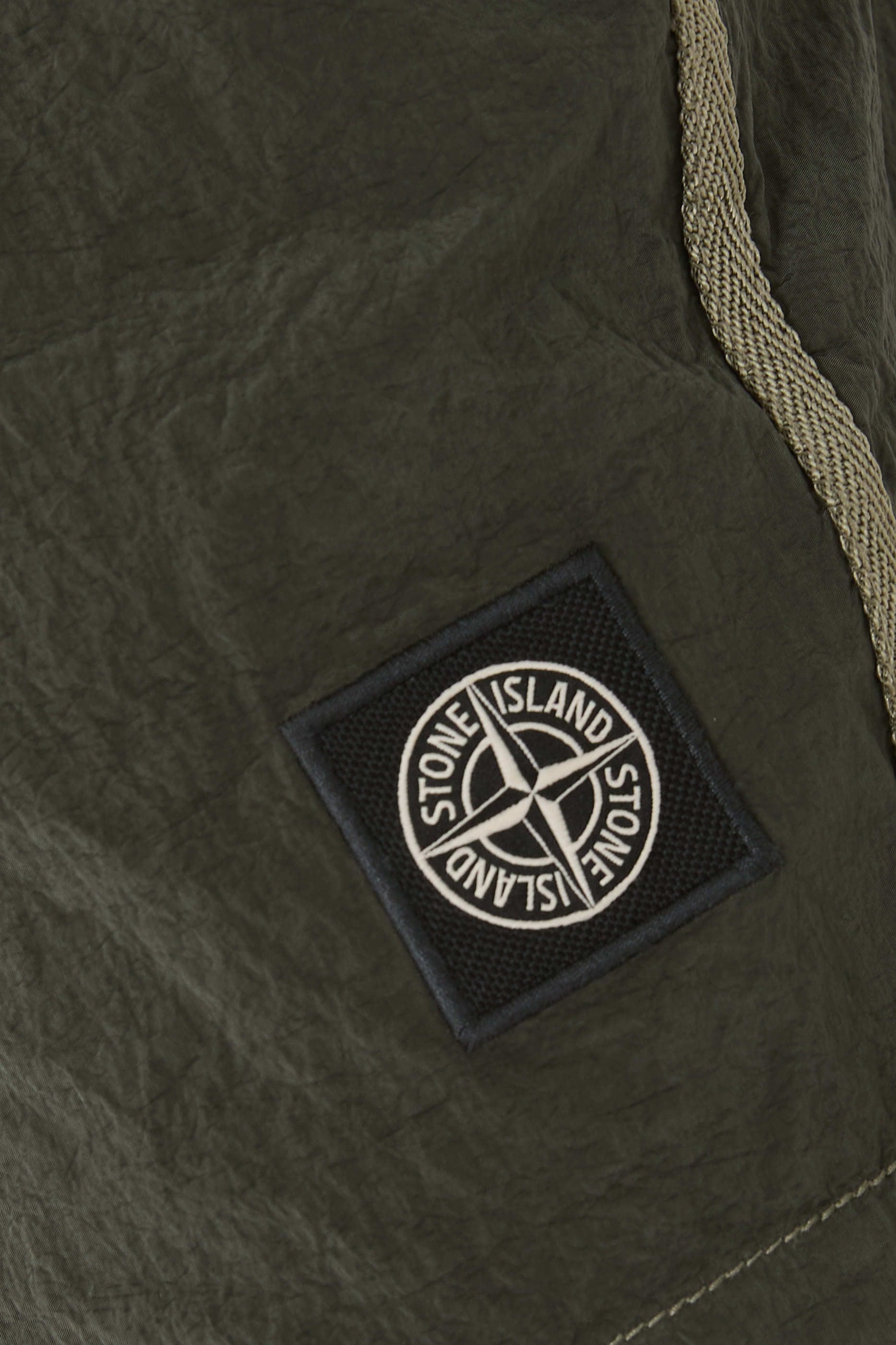 شورت سباحة مزين برقعة شعار الماركة 