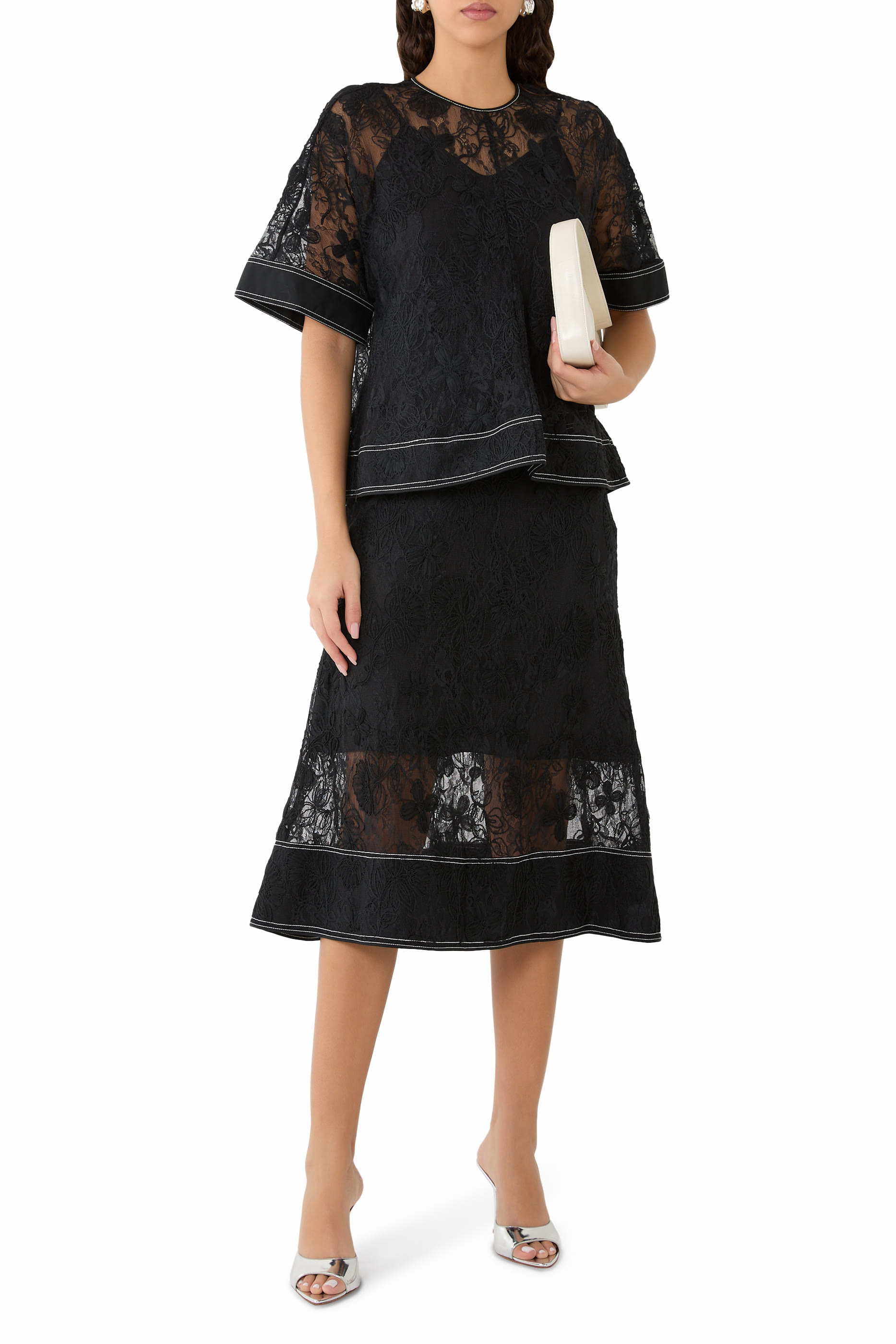 بلوزة بحافة جرس دانتيل بارز الملمس