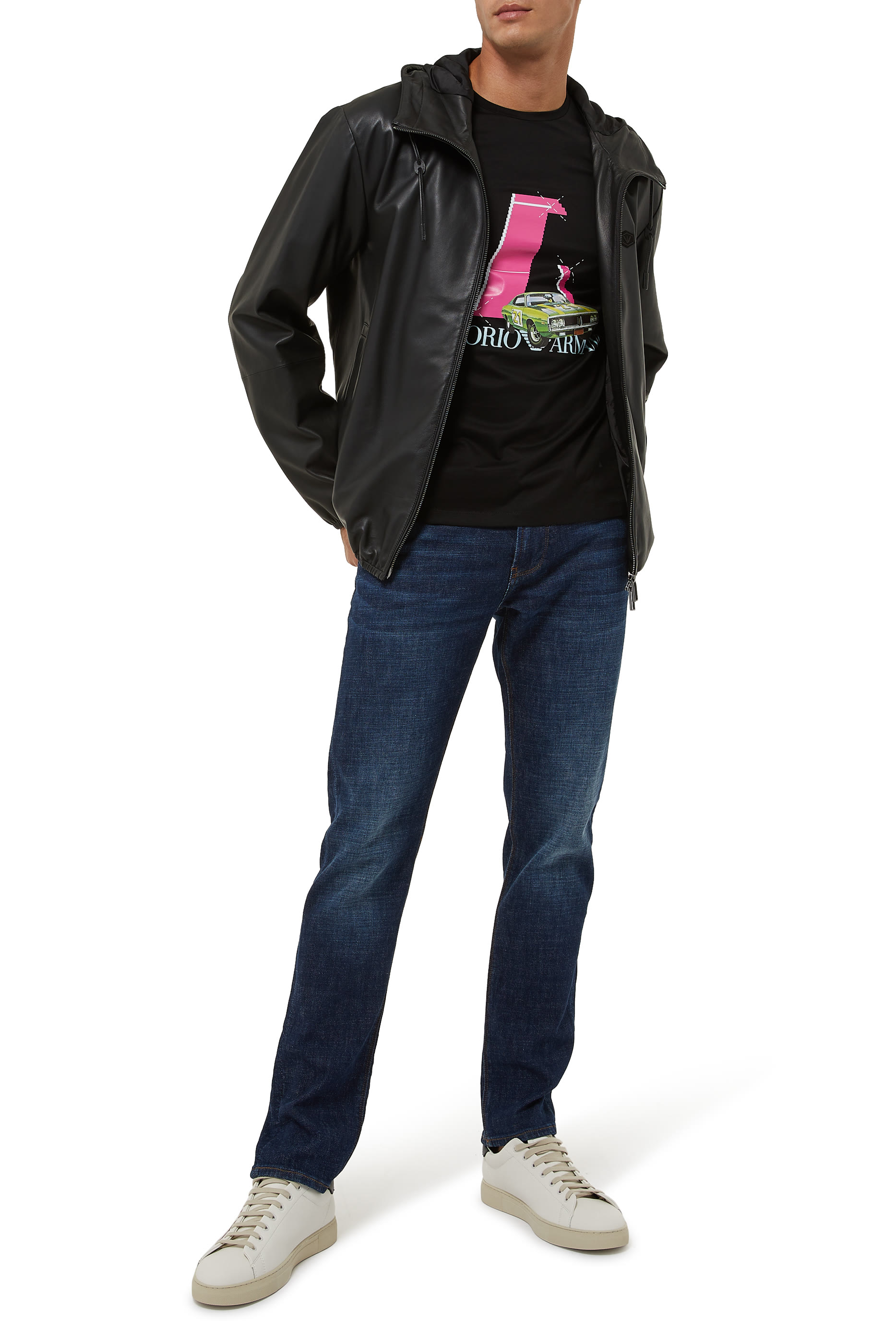 جاكيت بشعار الماركة على الصدر