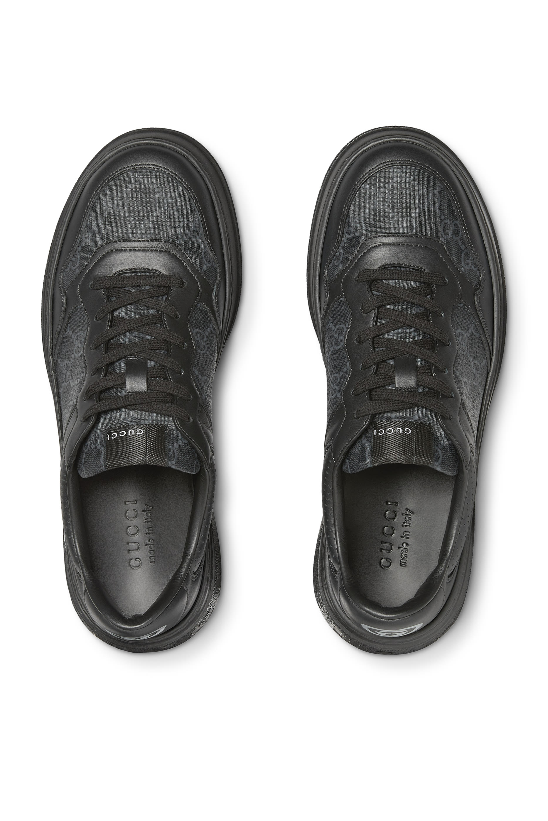 سنيكرز بنعل سميك وشعار حرفي الماركة