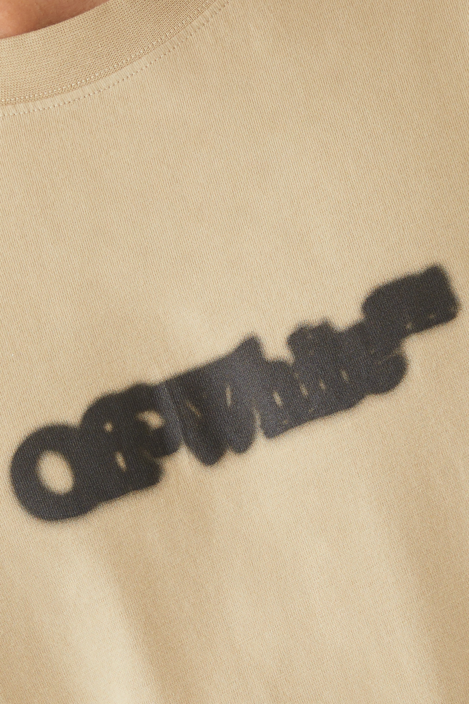 تيشيرت بقصة ضيقة بأكمام قصيرة ونقشة أسهم