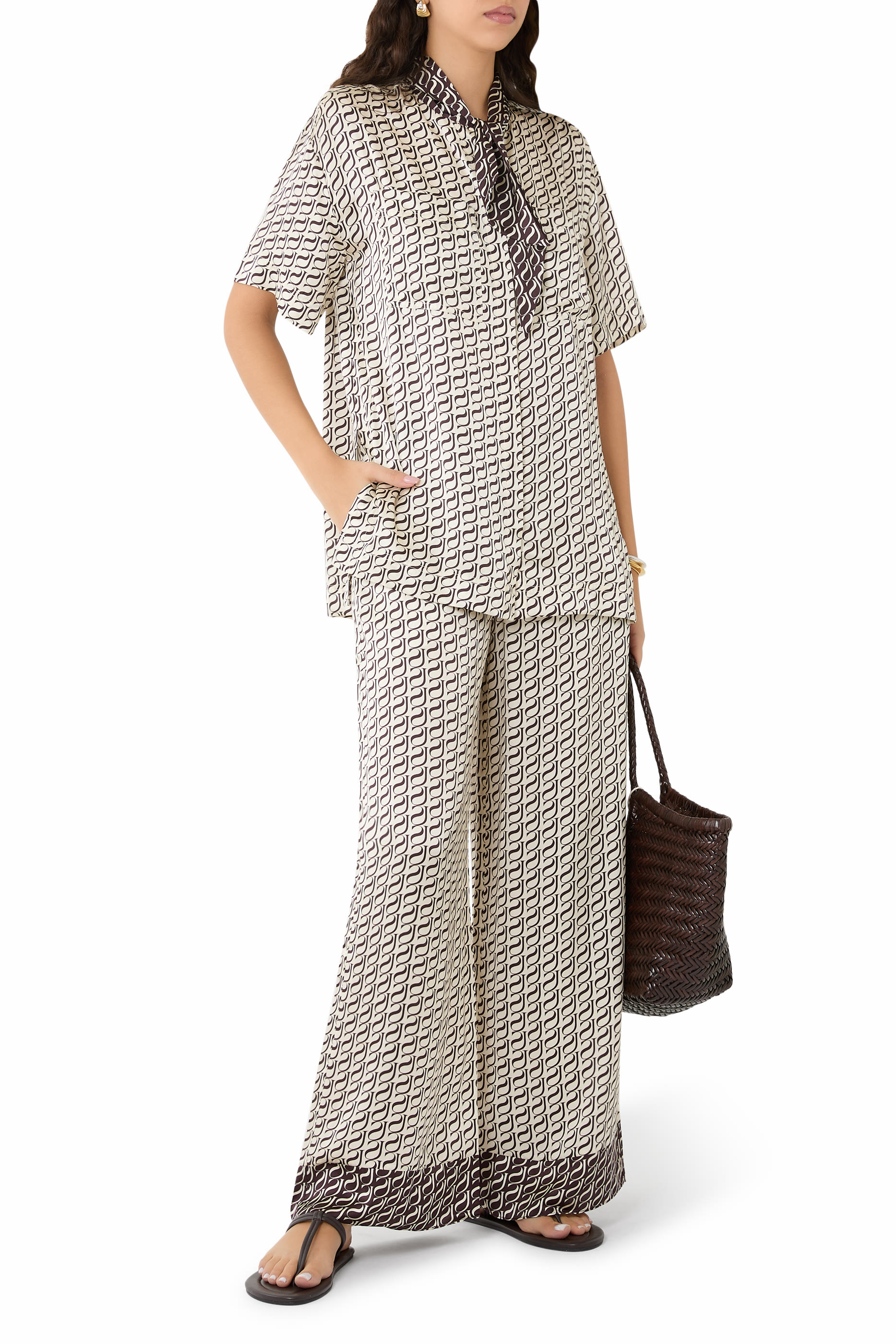 بنطال بأجزاء مغايرة ونقشة حروف شعار الماركة حرير