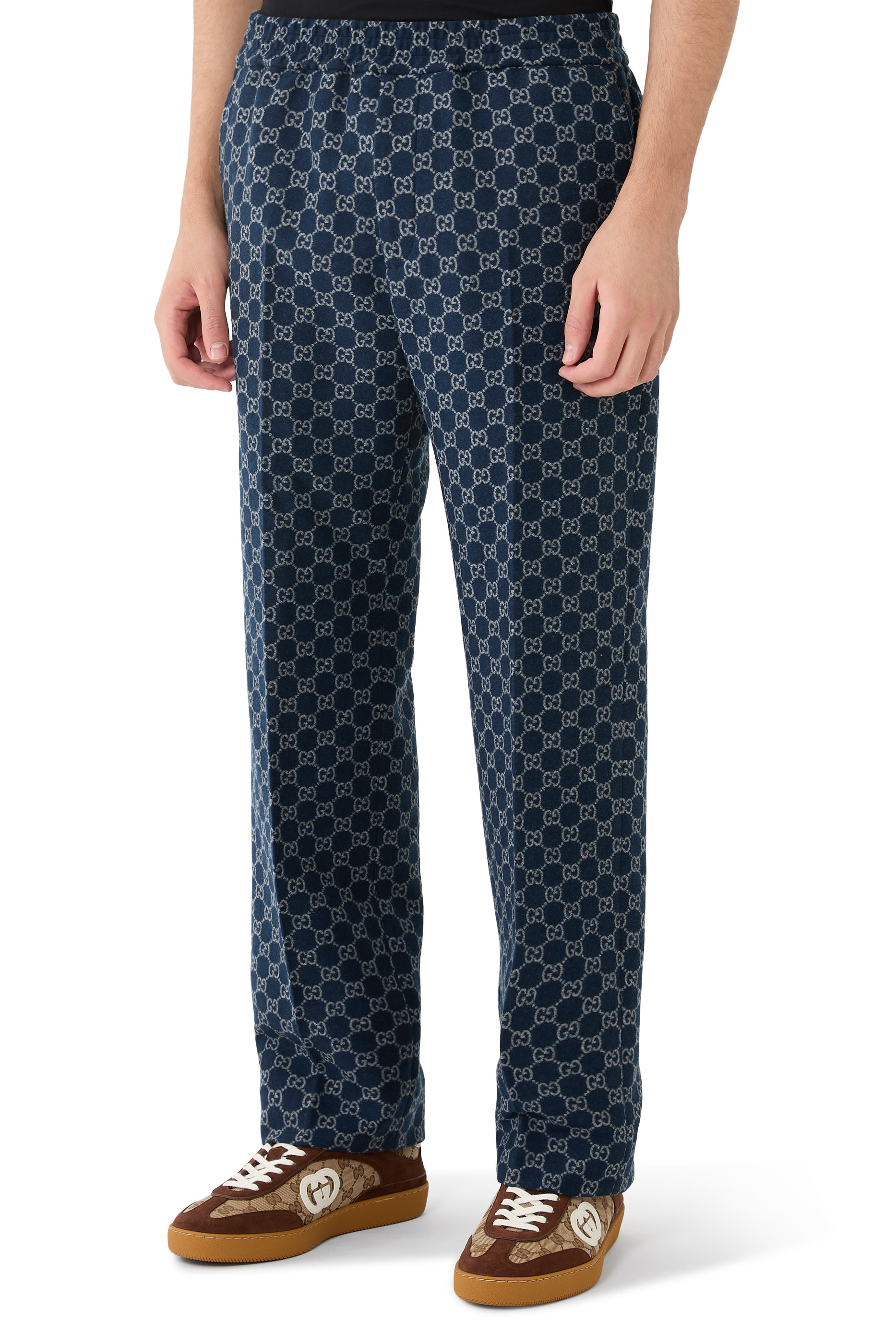 بنطال بنقشة مربعات وشعار الماركة