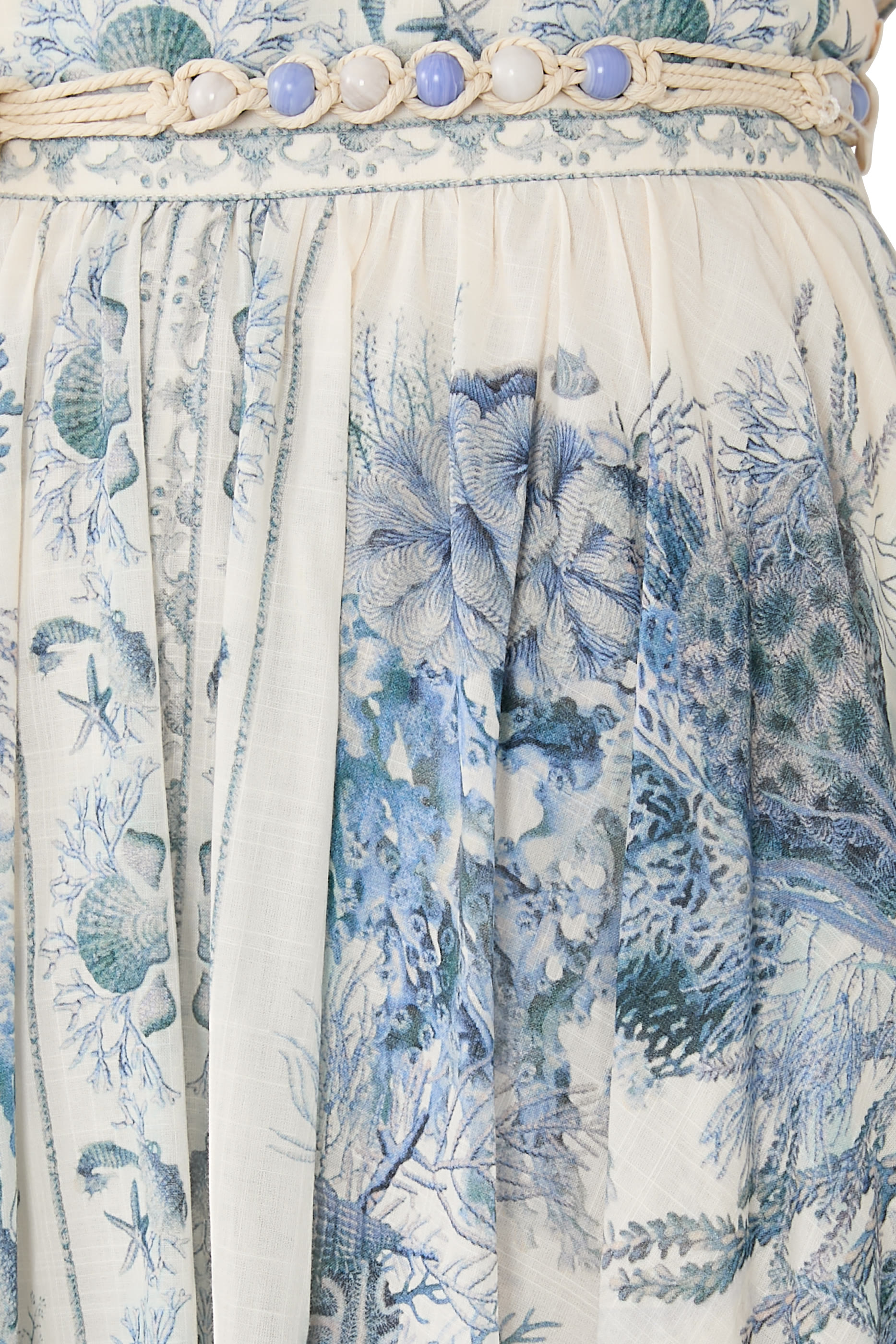 تنورة وندرلاست بقصة طويلة واسعة نحو الأسفل