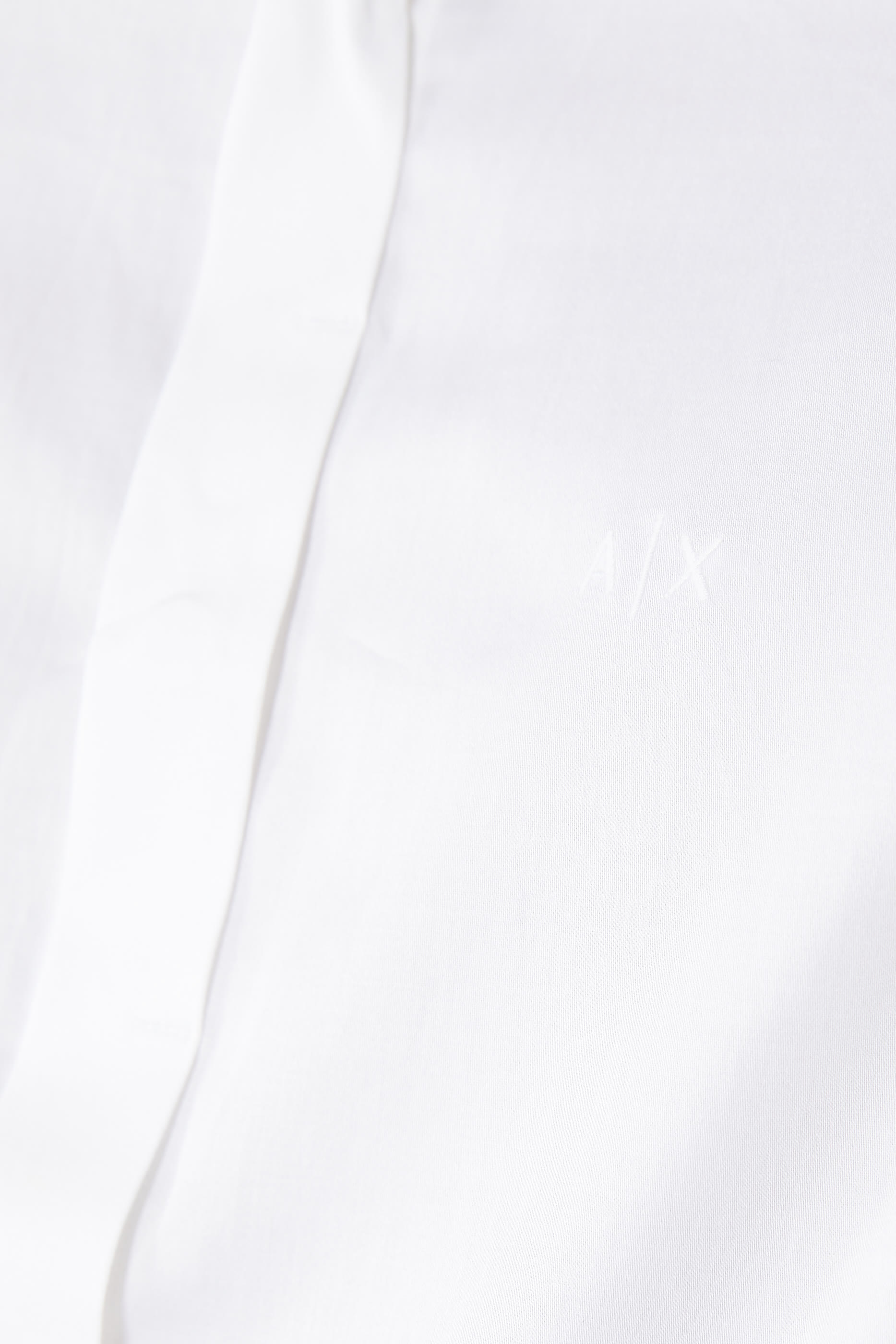 قميص بقصة ضيقة