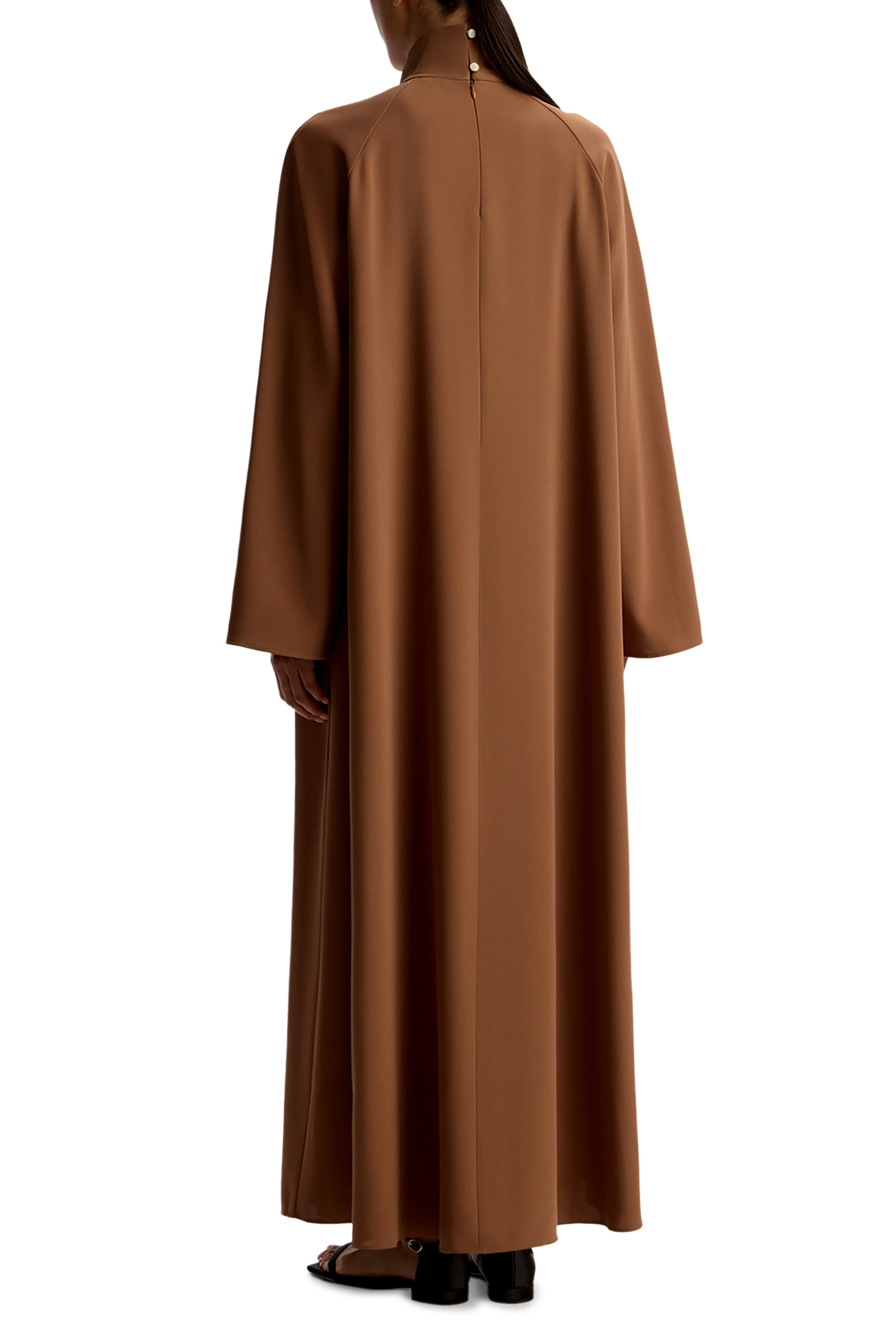 فستان طويل بياقة عالية