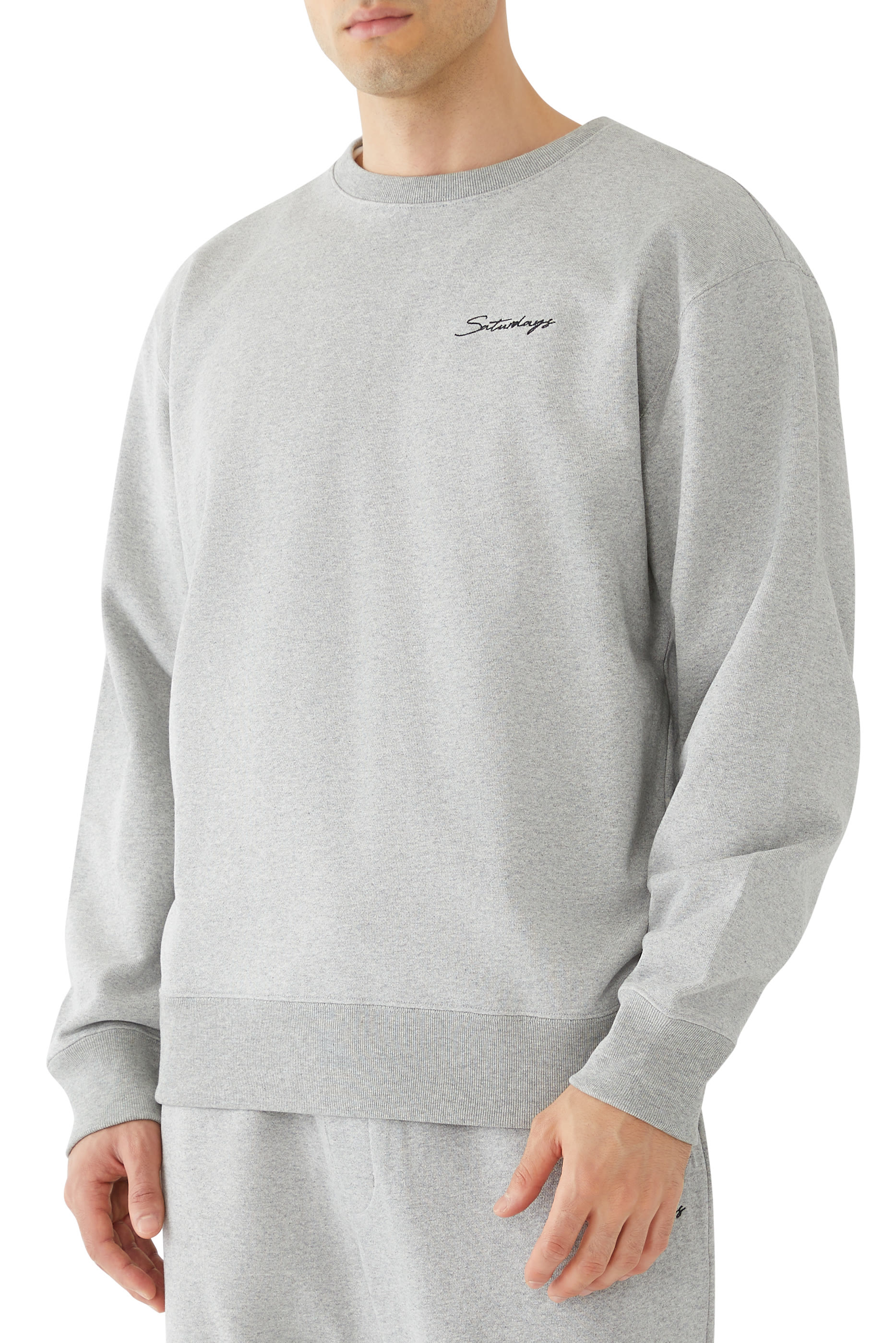 سويت شيرت باوري بياقة ضيقة وشعار الماركة