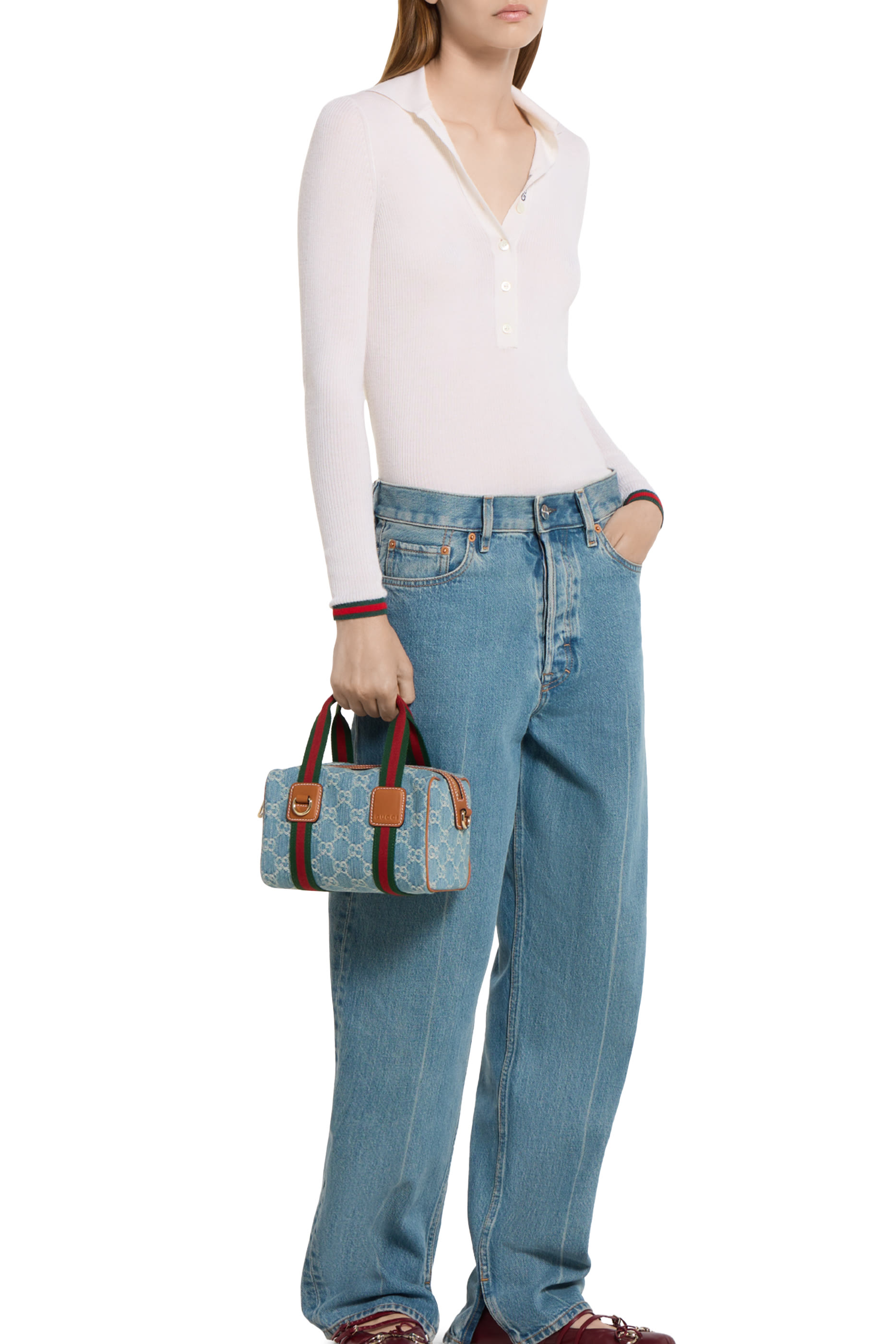 حقيبة يد صغيرة مزينة بشعار الماركة