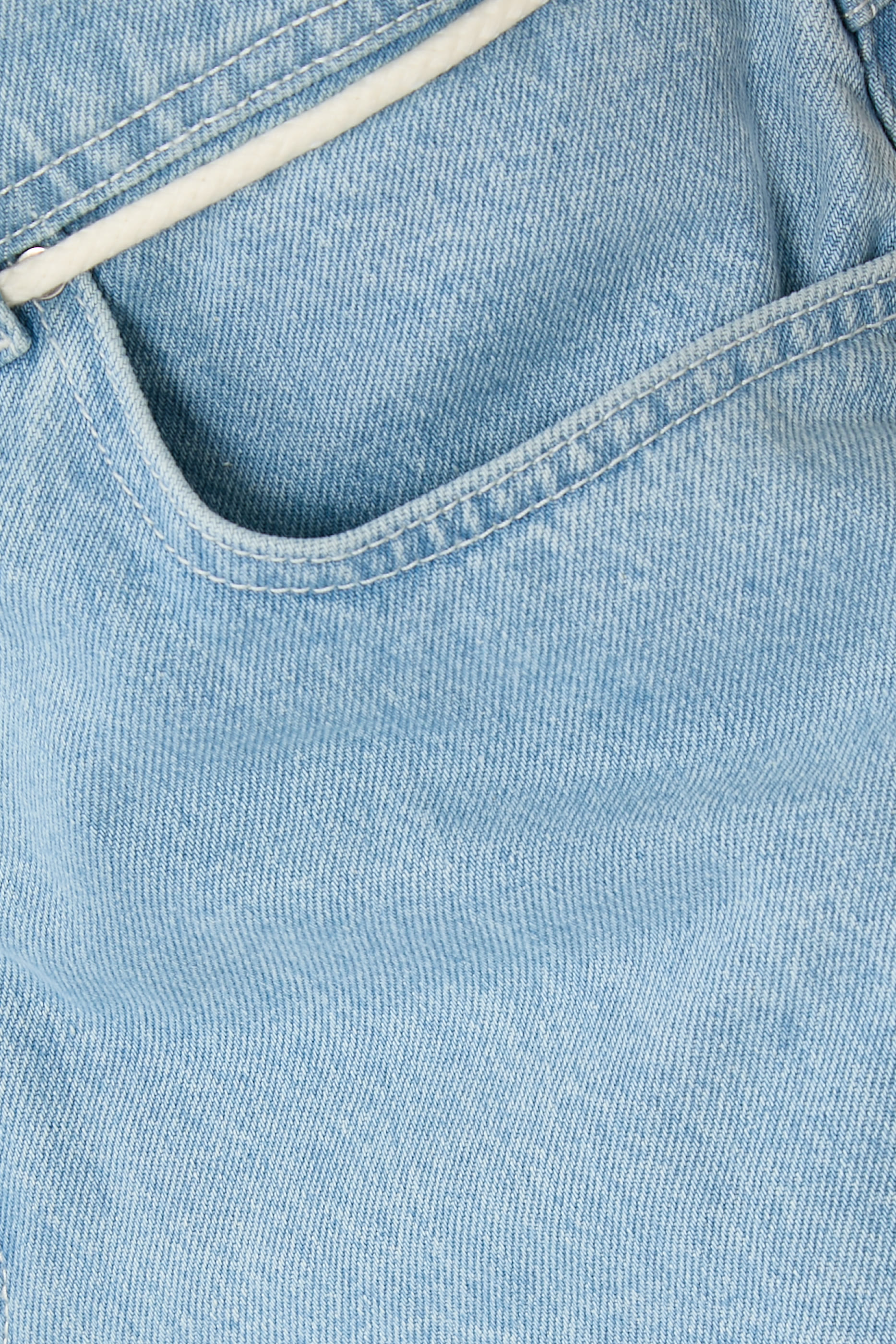 بنطال جينز بقصة فضفاضة