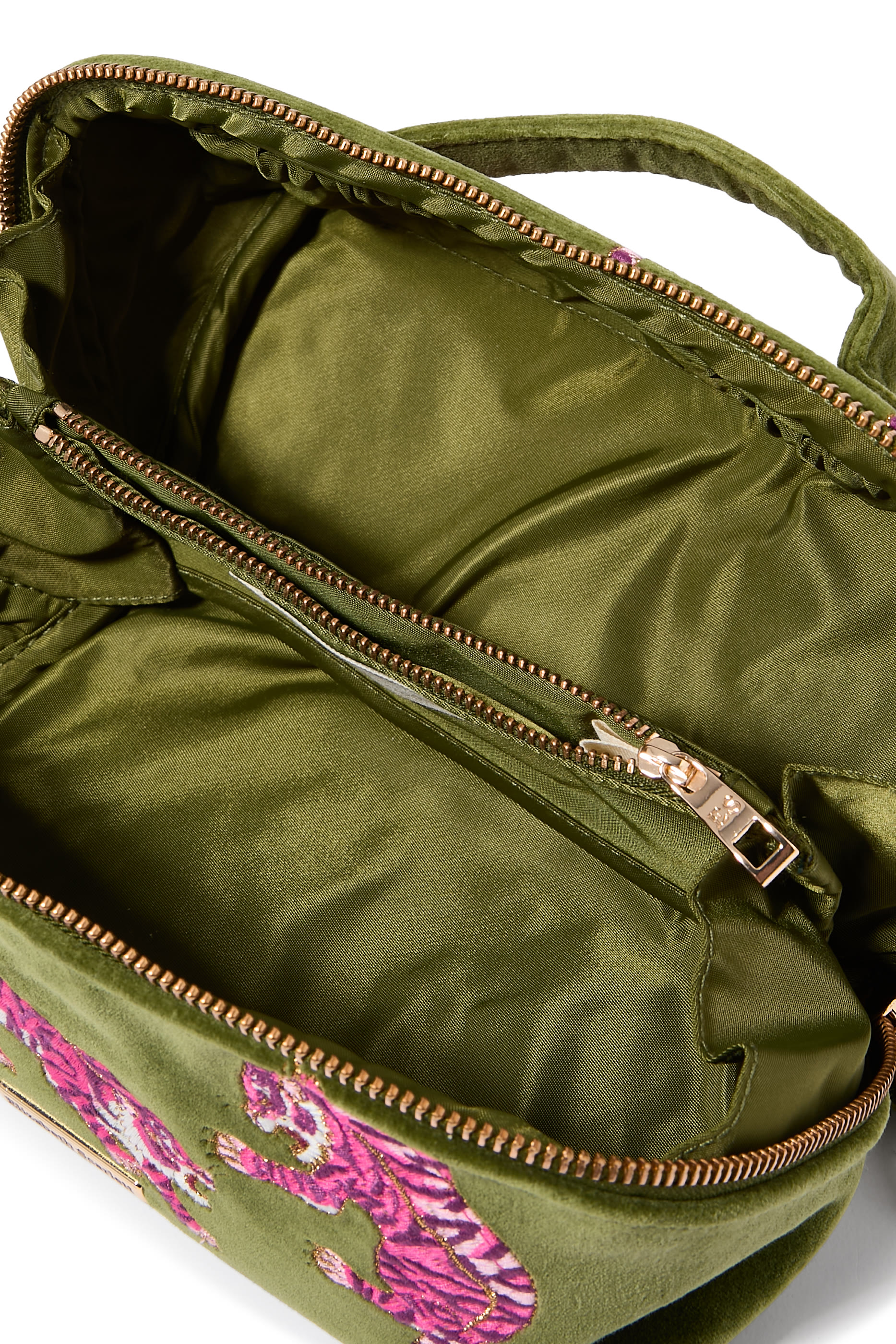 حقيبة مكياج واسعة رفيعة بغطاء قلاب بنقشة نمر