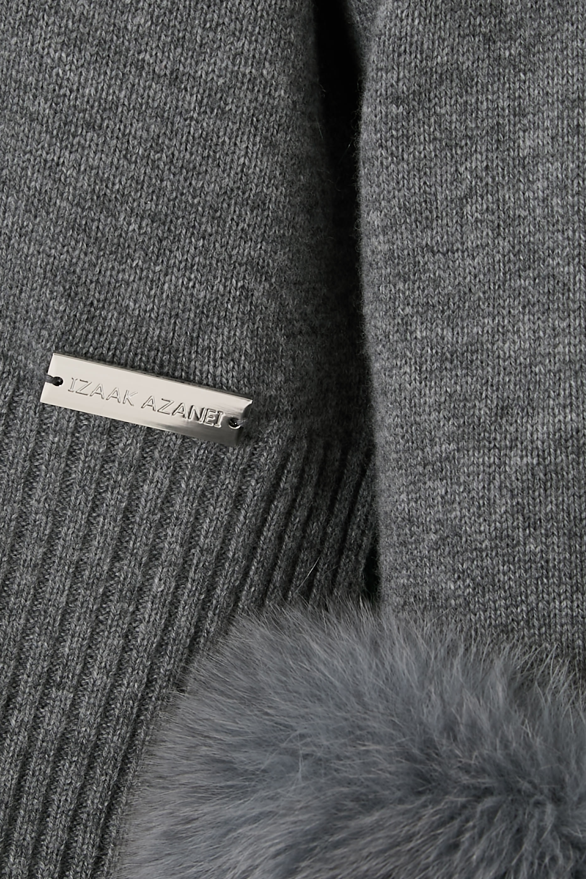 كنزة بقصة قصيرة، ياقة عالية، وأساور