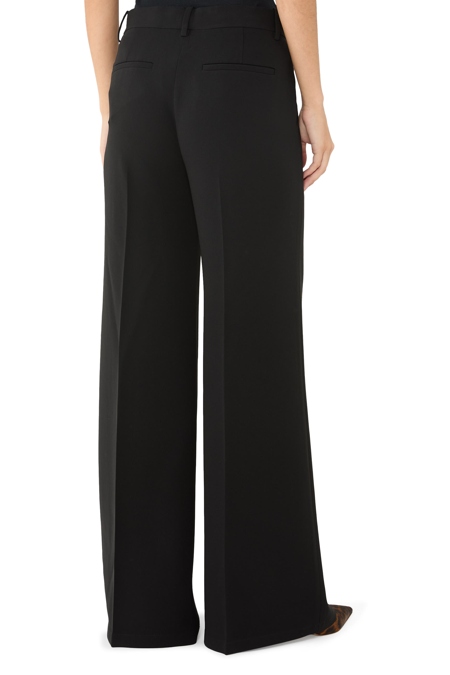 بنطال بقصة واسعة ساتان