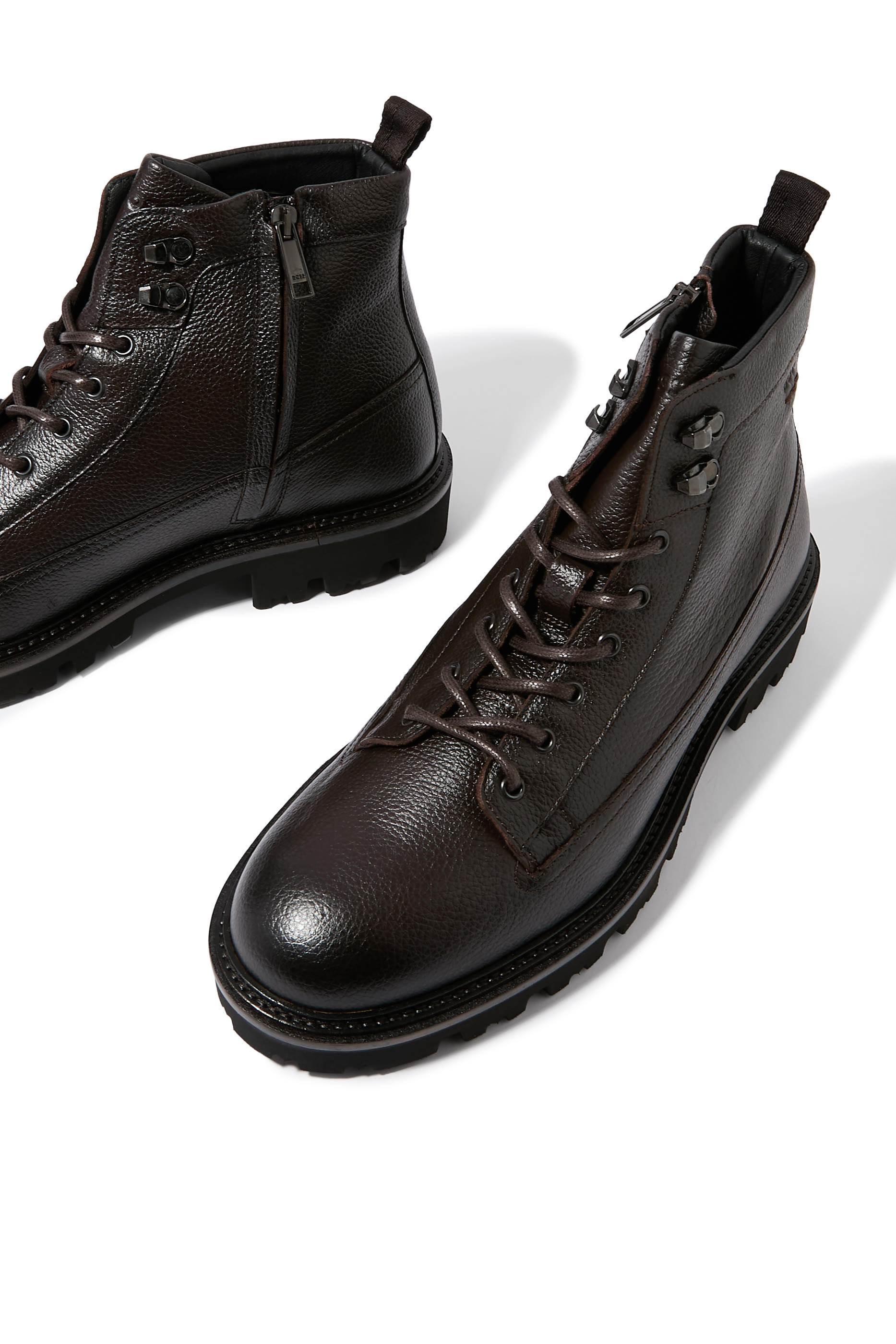 حذاء بوت بتصميم متوسط الطول وأربطة جلد بارز الملمس 