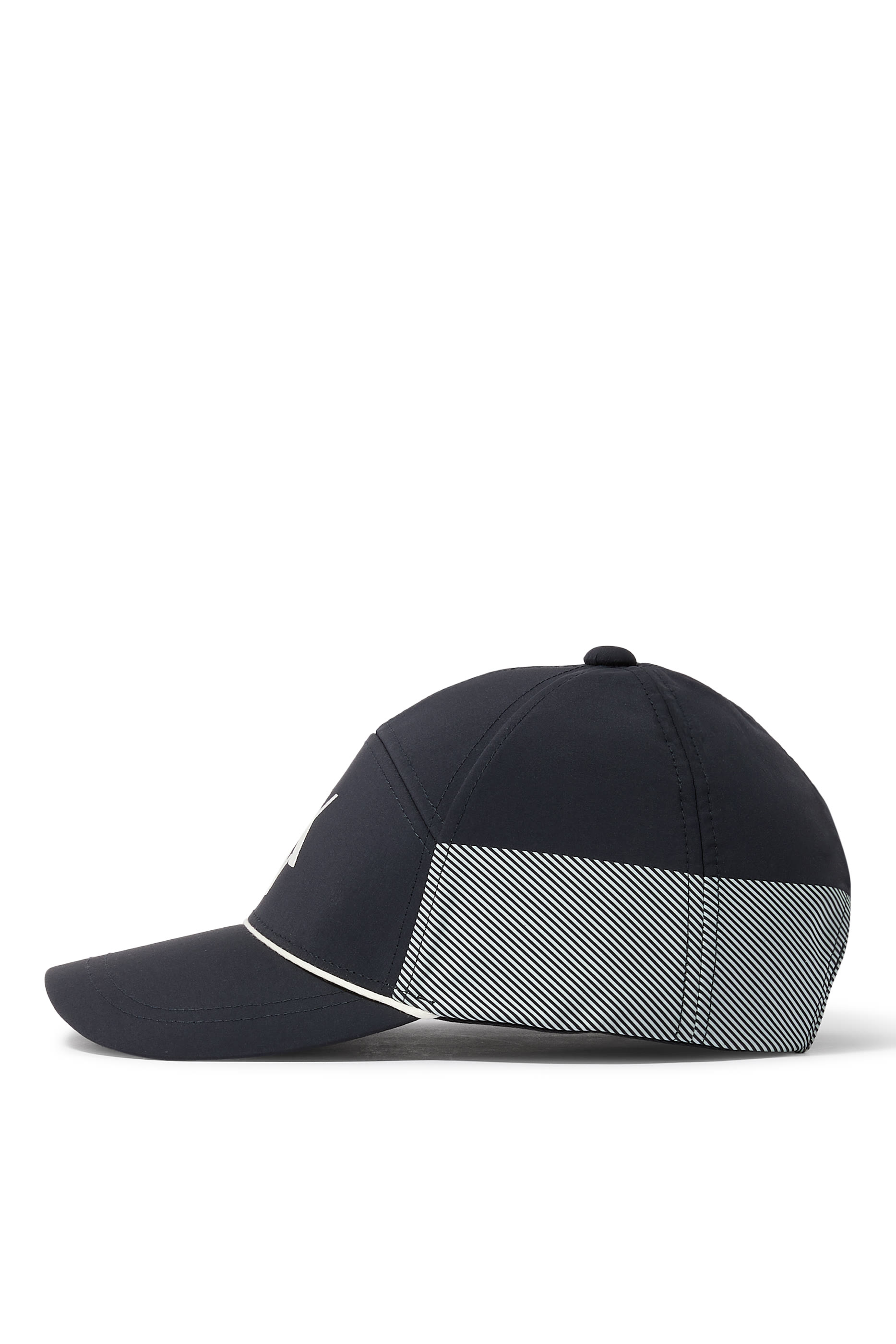 كاب بشعار الماركة