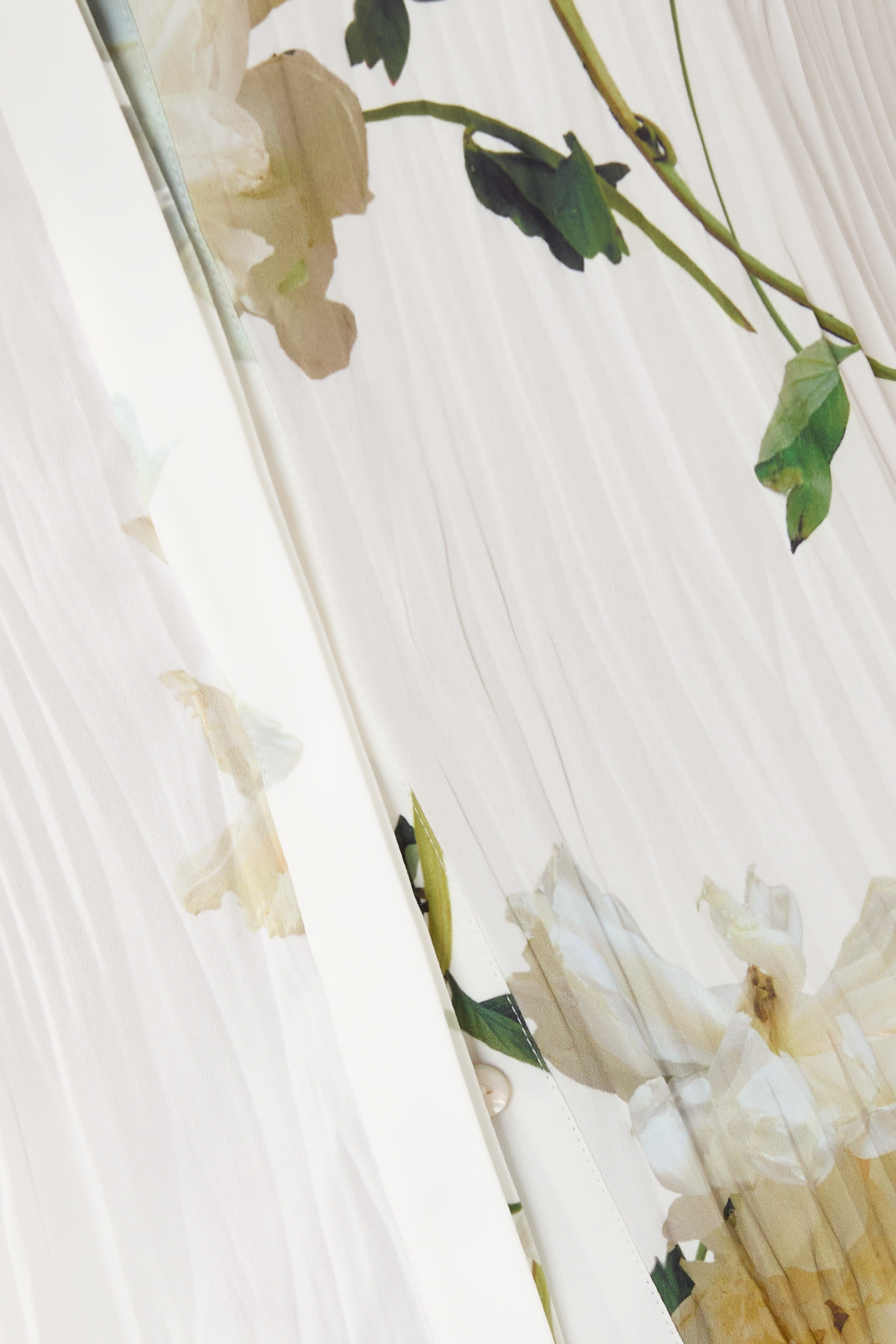 بلوزة بطيات وطبعة فاونيا ذابلة