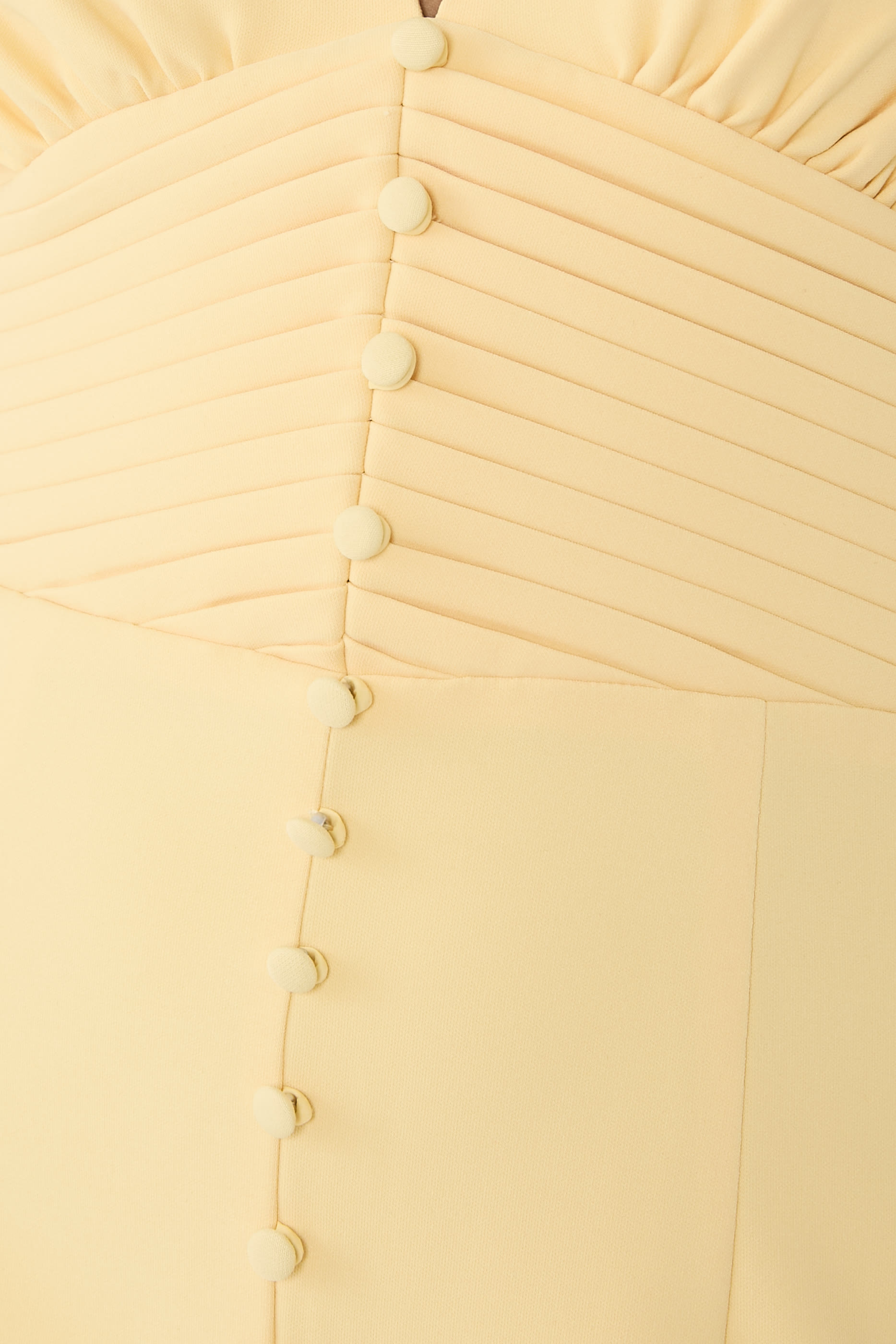 فستان سلمى بقصة متوسطة الطول بذيل السمكة وأكمام واسعة