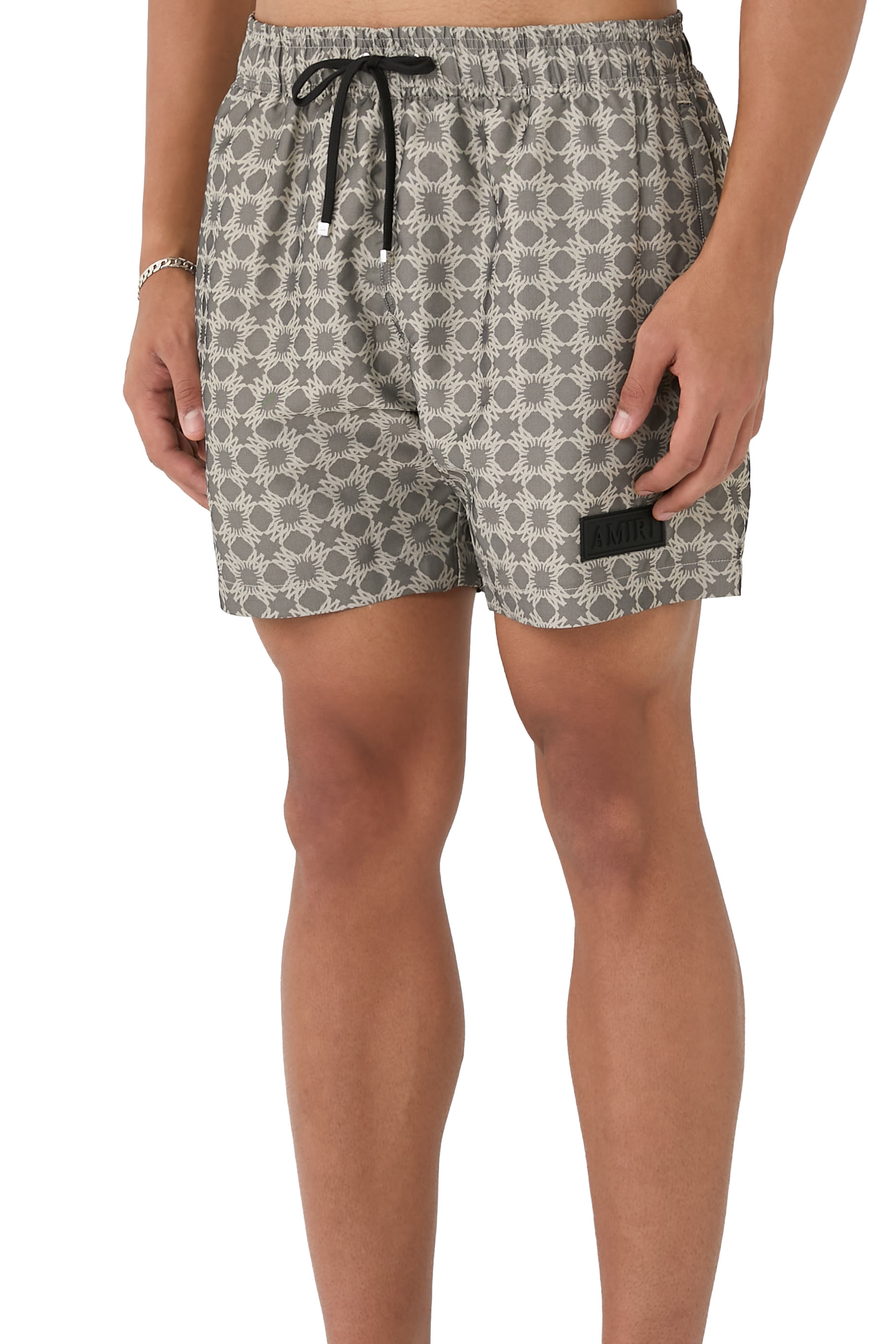 شورت سباحة بنقشة مربعات وشعار الماركة