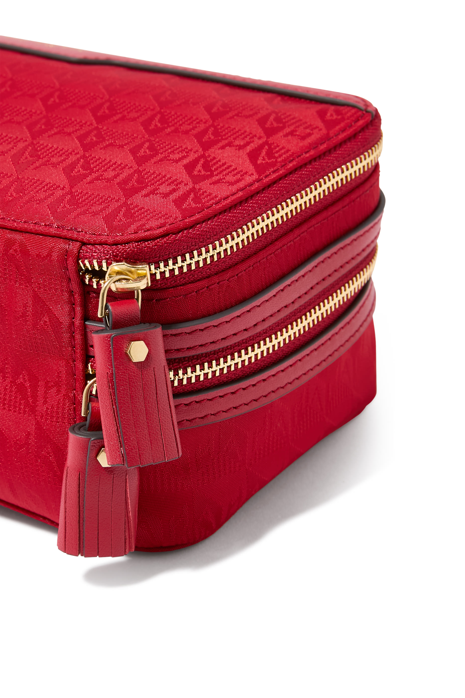 حقيبة مستحضرات تجميل بشعار الماركة